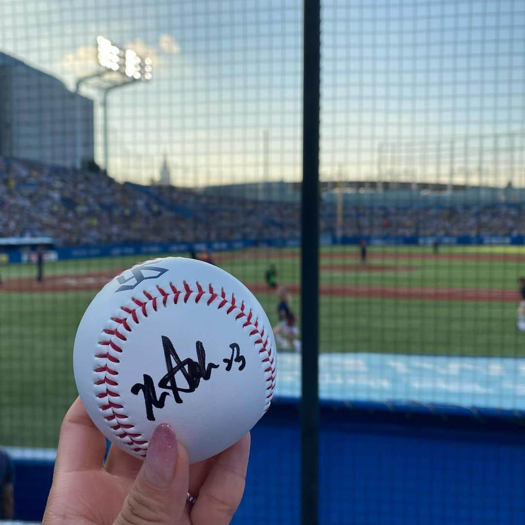 小尾渚沙さんのインスタグラム写真 - (小尾渚沙Instagram)「⚾️🍺  スワローズのレジェンド・青木選手が投げてくれた直筆サインボールをナイスキャッチ〜‼️😍  わーい‼️⚾️👏 リビングに飾ろーっと❤️ 一生の宝物にします🥰✨  今日もアツい試合でした😆👏 . . #スワイプしてね 👉 #青木宣親 選手 #すわほーはお預け #小尾ールタイム #休日 #ビール大好き #ビール女子 #🍺 #フリーアナウンサー #小尾渚沙」7月23日 22時32分 - obi_nagisa