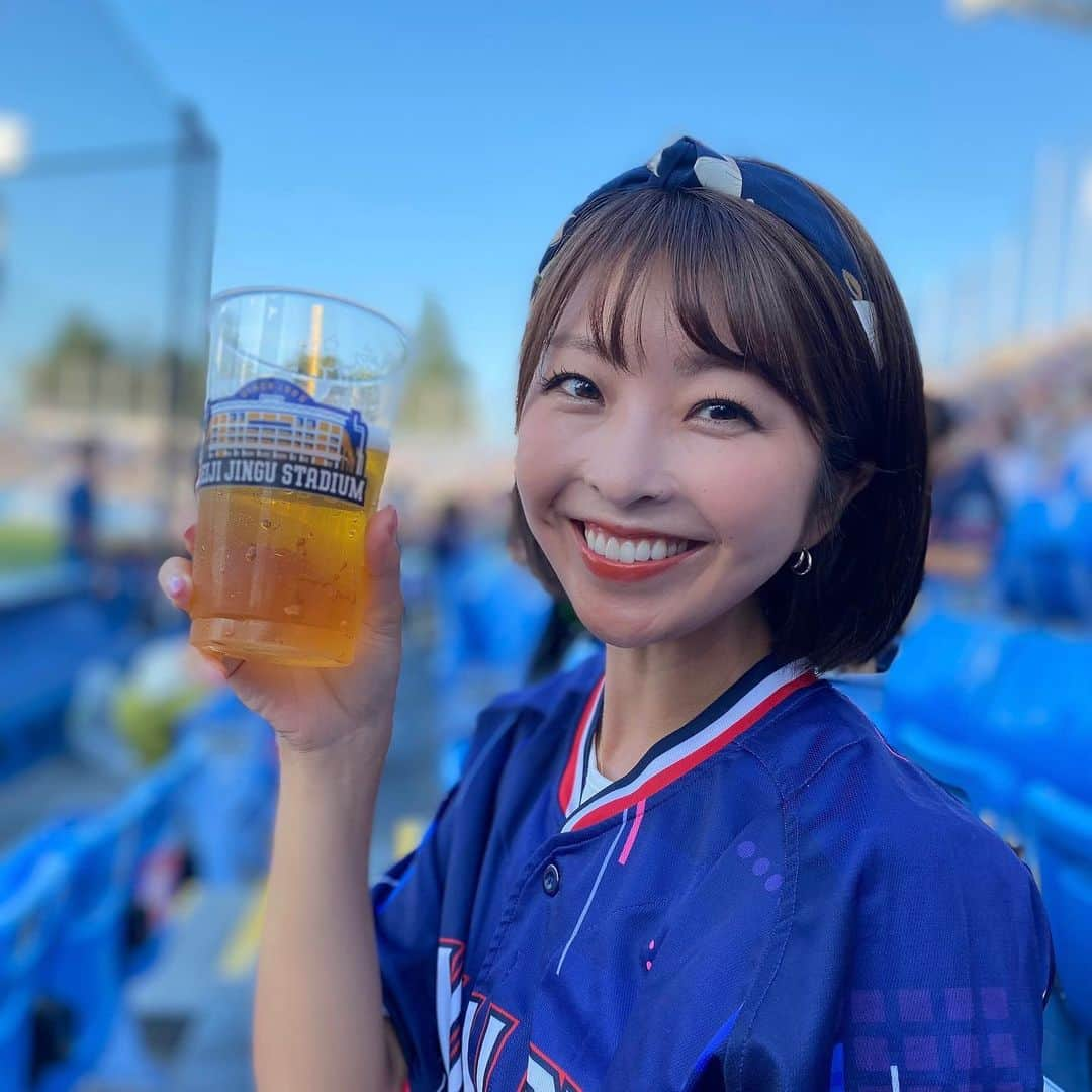 小尾渚沙のインスタグラム：「⚾️🍺  スワローズのレジェンド・青木選手が投げてくれた直筆サインボールをナイスキャッチ〜‼️😍  わーい‼️⚾️👏 リビングに飾ろーっと❤️ 一生の宝物にします🥰✨  今日もアツい試合でした😆👏 . . #スワイプしてね 👉 #青木宣親 選手 #すわほーはお預け #小尾ールタイム #休日 #ビール大好き #ビール女子 #🍺 #フリーアナウンサー #小尾渚沙」