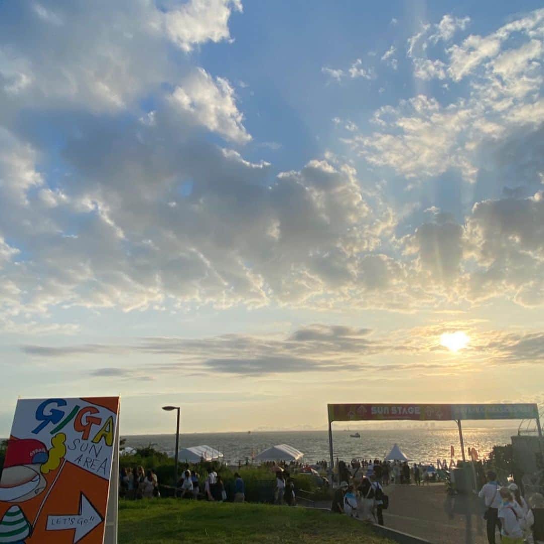 高樹リサさんのインスタグラム写真 - (高樹リサInstagram)「. いい音楽と綺麗な夕陽と満喫してきた　😊✨ #ジャイガ」7月23日 22時32分 - lisalisa_takagi