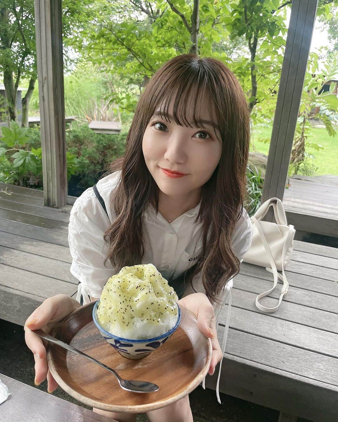 夏川愛実のインスタグラム：「⁡ ⁡ 今年もかき氷たくさん食べたい🍧 ⁡ 1年くらい変えてなかったアイコン変えてみましたそういえば🤟 ⁡ #かき氷#cafe#カフェコーデ#シャツコーデ #chico#whoswhochico  #ダークブラウン#暗髪ヘア #ロングヘア#エクステ#ヘアカラー#暗髪カラー #ヘアアレンジ#夏コーデ#淡色女子#淡色コーデ #148cm#f4f#いいね返し#l4l#フォロバ ⁡ ⁡ ⁡ ⁡」