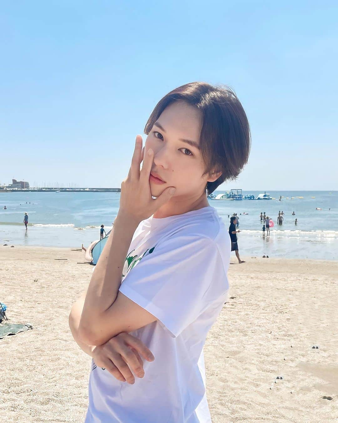 NAOPISさんのインスタグラム写真 - (NAOPISInstagram)「今年初めての海🏖🍺 ⁡ 時も落ち着きはじめて賑わいを感じる海になんだかワクワクとほっこりする今日。 ⁡ そんな中での一枚。(背景が恋愛リアリティ番組？！)実は自分3週間前から初のジェルネイル。(いつの間にガン伸び)(二枚目はしたて三枚目はネイル3週目) ⁡ ヌーディーネイルをしたいなとずっと思っていたけん『してみませんか！！』とご連絡をいただき本格的にネイルサロンへﾄｺﾄｺ！ネイルサロンに伺うのは初だったのですがドキドキで…今回指名をお預けさせていただいたのはOf HAIRの井上さん(@nozomi_of_hair )  ⁡ 本当に優しい方で、あぁネイルってすごく緊張するけどここまで優しく対応してくれて指任せていいんだ、と心から思いました。 ⁡ わしのわがままを聞いていただいて「仕事に支障がなくナチュラルヌーディーで可愛く艶っぽい！』を叶えて頂いた現実。。 ⁡ しかもチタネイル( @titanail.official )のおかげかパキパキとハゲることもなく保ててる今すごすぎる… ⁡ 次はどんなカラーにしましょうかしら。 ⁡ みんなのネイル！みせて？！(DMかThreadsで💌✌️👁👄👁✌️) ⁡ では今日もいい夜を🌉 ⁡ ps. 夏も暑いけどみんな冷房ガンガン？ってしないと多分みんな体調崩しちゃう！！ってくらい暑いからしっかり温度調整しましょうね！(嘘じゃなく本当に熱中症になったら辛いから…  #チタネイル　#titanail」7月23日 22時35分 - naopisgram