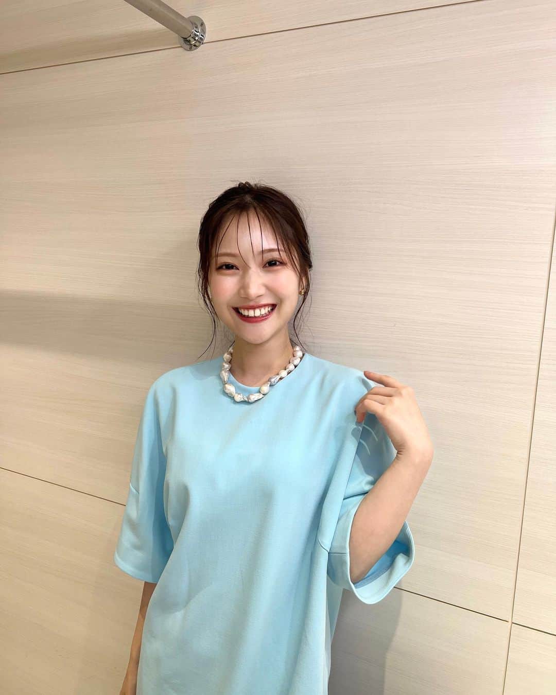 野村彩也子のインスタグラム：「. 東京は梅雨が明けました🙏 やった〜！☺️  笑顔になっちゃいます😽😽💕  暑さとしばらくお付き合いしなきゃですね🍉 みんなで気をつけて頑張りましょう👒  #最近で一番爽やかな衣装だった日 #アイスブルー🩵 #梅雨明け . . . .」