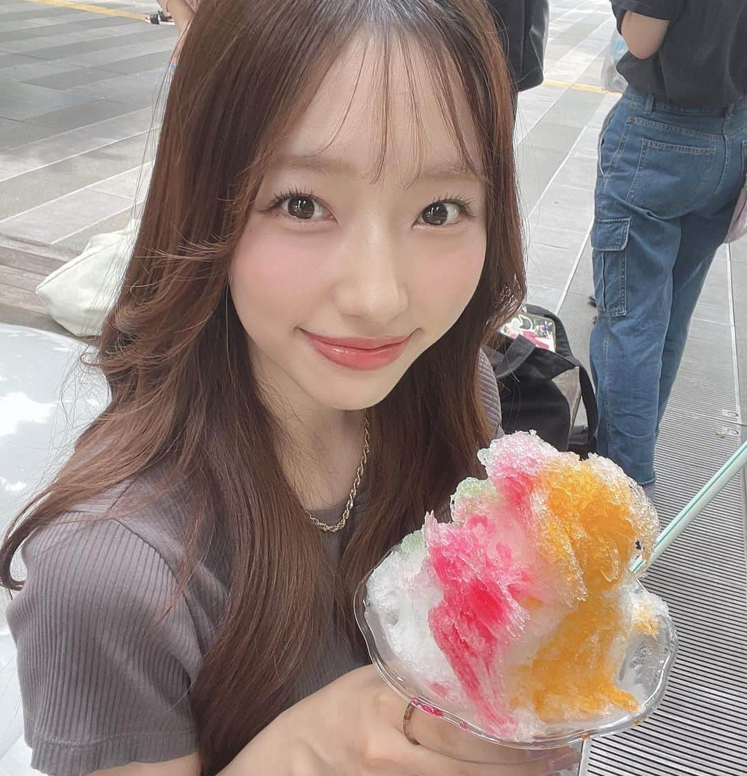 菅真鈴のインスタグラム：「⁡ . ⁡ 🍧夏だね🌻 ⁡ ⁡ 薄めピンクのちゅるんとかわいい このリップは ヴィセのNENMAKU FAKE ROUGE PK850 うさぎの恋人♡ ⁡ 可愛い印象のお顔になるよん☺️ ⁡ #粘膜リップ #うさぎの恋人 #visee #ヴィセ」