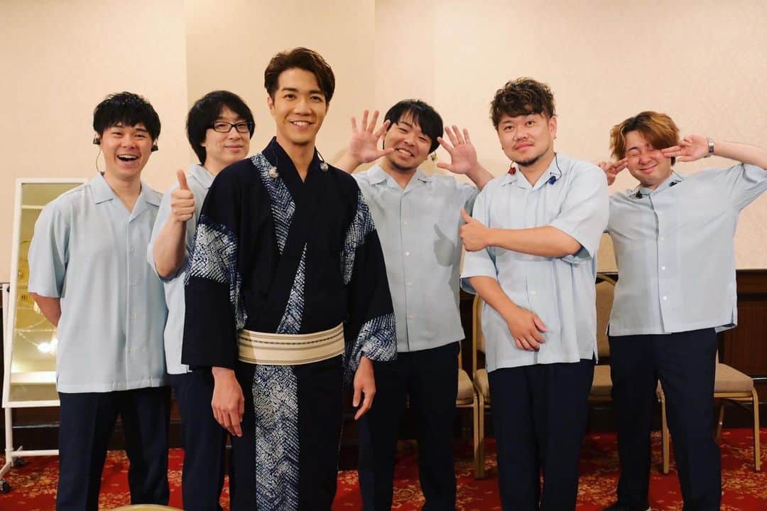 のインスタグラム：「今日は毎年恒例、浅草ビューホテルさんでの【中澤卓也サマーディナーショー】でした🎤✨ 昼夜、夏らしくアツいステージ💪🔥　皆さん、ありがとうございました！ 夏のステージということで、浴衣を着させてもらいましたよー😎👍  #サマーディナーショー #浅草ビューホテル #毎年恒例 #夏のイベント #みんなありがとう #handsmade #陽はまた昇る #中澤卓也」