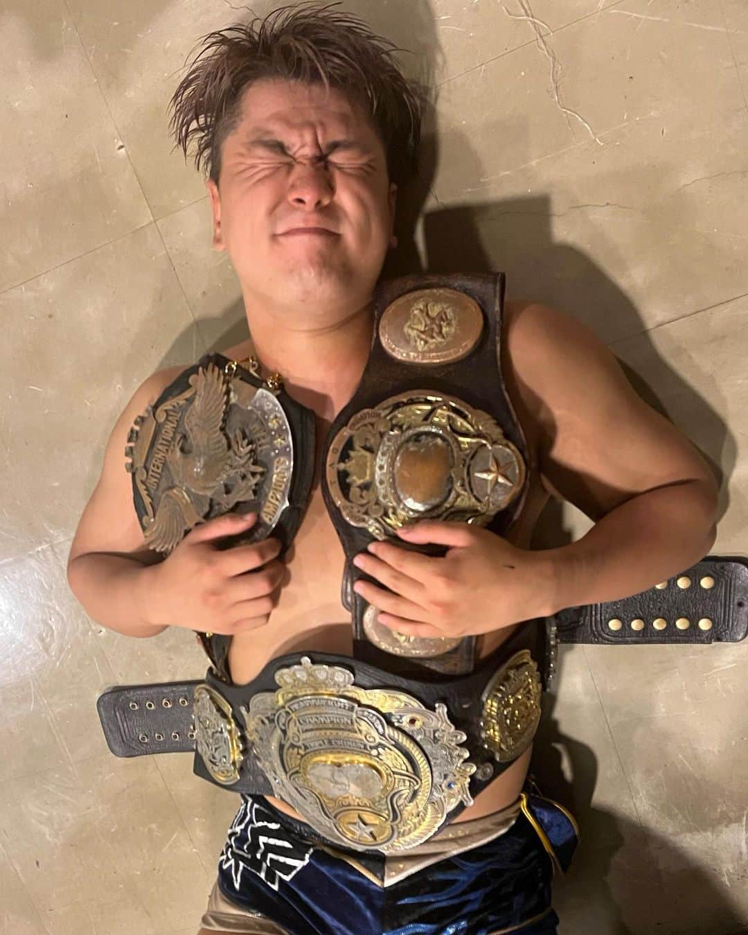 青柳優馬のインスタグラム：「ベルトまみれ👑」