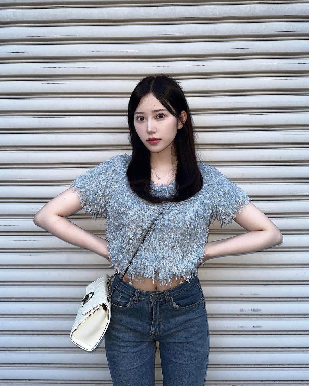 東原優希のインスタグラム：「︎︎︎︎︎☺︎ きょーのゆきち ちょっとやせたかも、? お洋服もネイルも水色でみずいろまん💎 このトップス二の腕むちむちでも細見えするかわいい🫶🏻 ⁡ #ゆきちコーデ #水色コーデ #水色ネイル #meemselect」