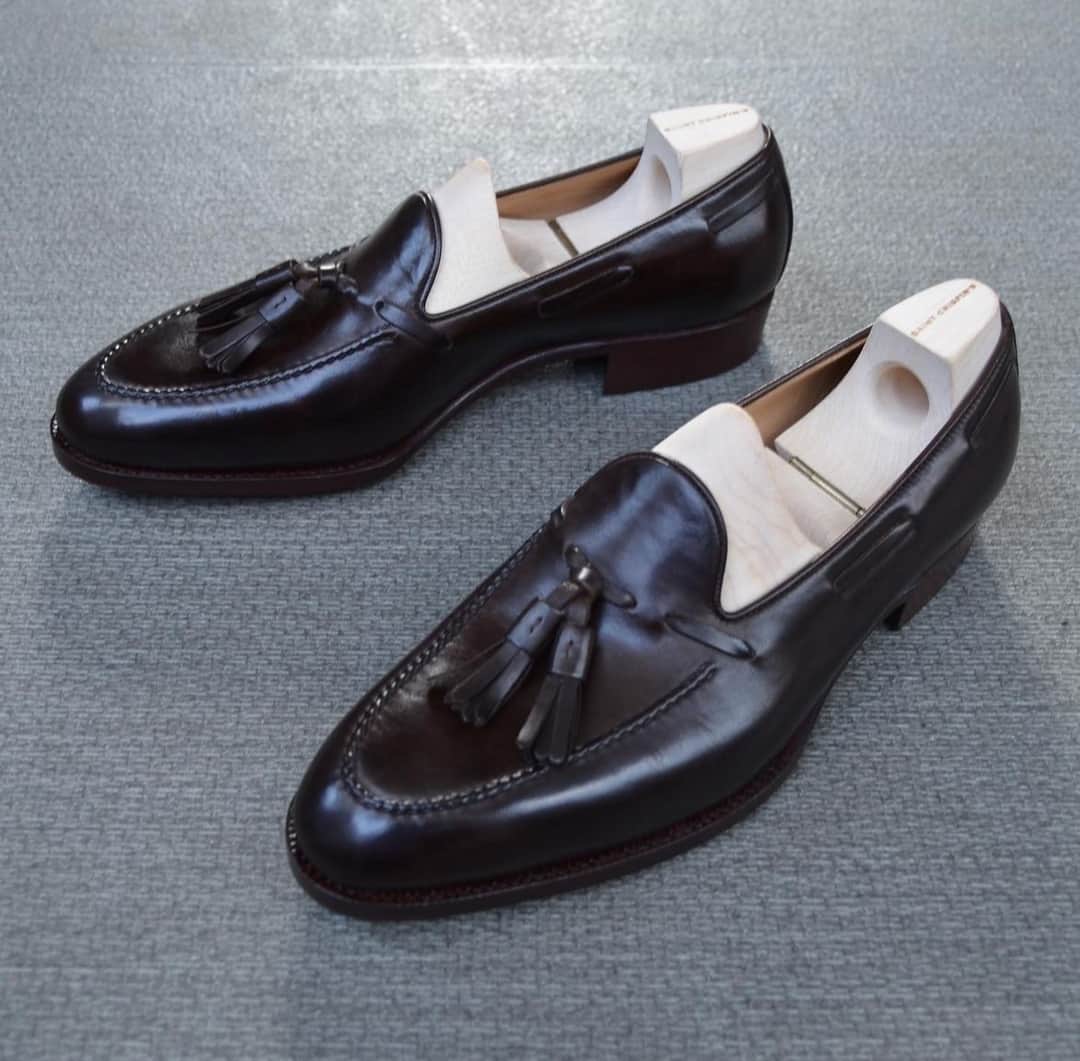 サンクリスピンのインスタグラム：「"A classic is a book that has never finished saying what it has to say." - Italo Calvino​​​​​​​​​ Likewise, a classic shoe will always have something to say.  Courtesy of @pnd.shoes  #shoes #handmadeshoes #madetoorder #mtoshoes #bespokeshoes #handwelted #shoeporn #madebyhand #shoestagram #agentlemanschoice #onlyforgentlemen」