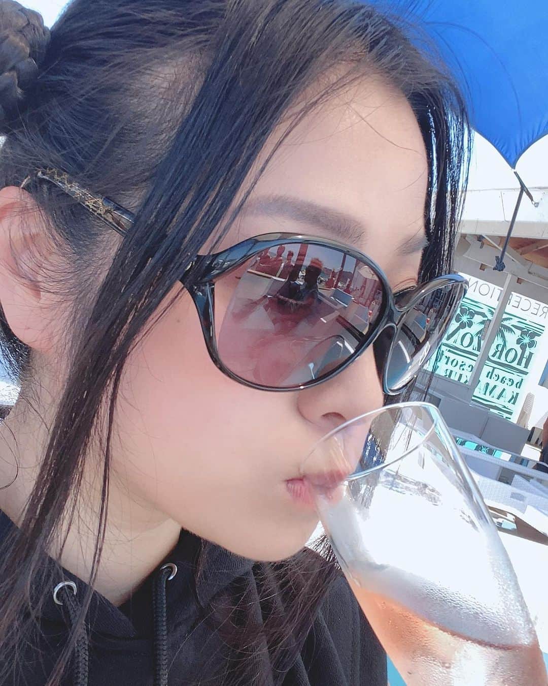 小向美奈子さんのインスタグラム写真 - (小向美奈子Instagram)「久々の海。  楽しい時間だった。  そして最近、暑い日の髪型はお団子になった。」7月23日 22時46分 - x375x_komukai.m