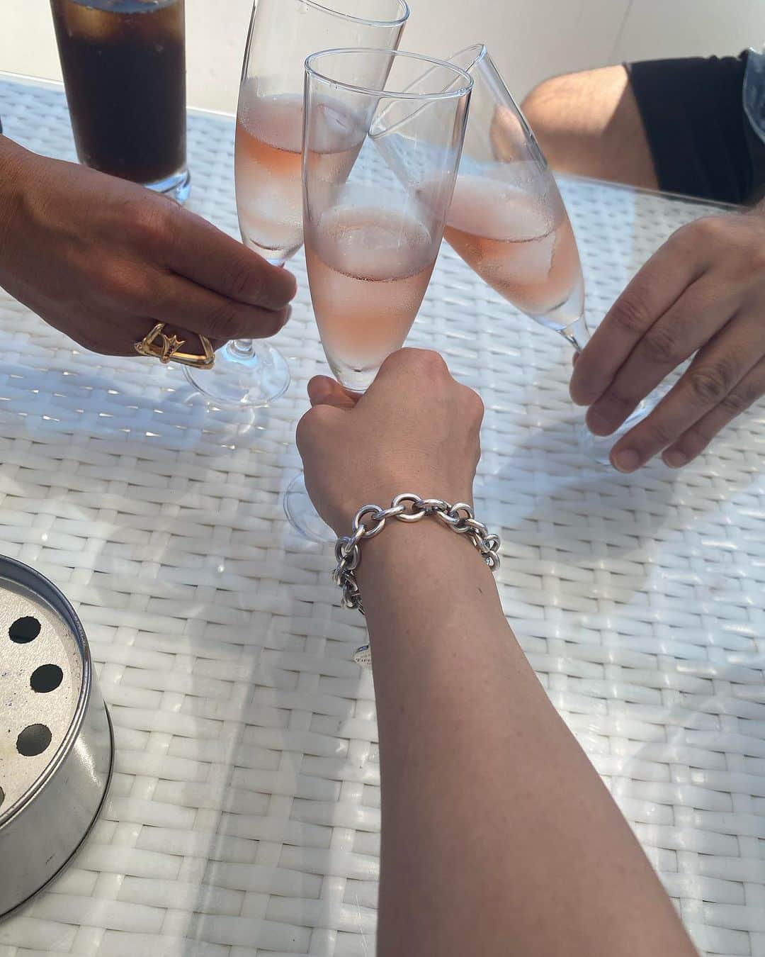 小向美奈子さんのインスタグラム写真 - (小向美奈子Instagram)「久々の海。  楽しい時間だった。  そして最近、暑い日の髪型はお団子になった。」7月23日 22時46分 - x375x_komukai.m