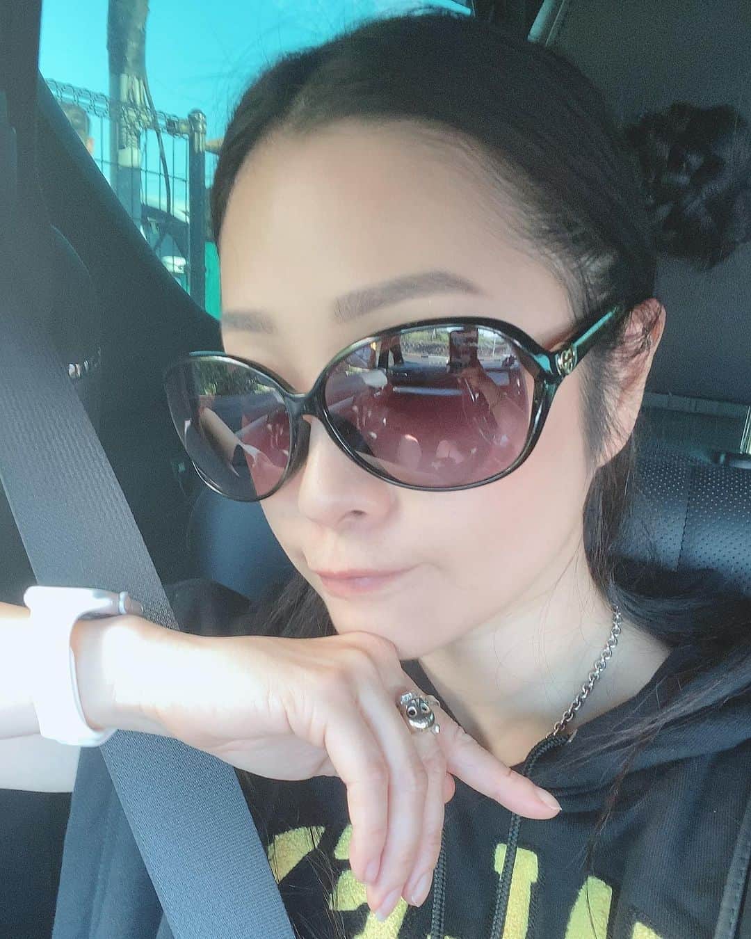 小向美奈子さんのインスタグラム写真 - (小向美奈子Instagram)「久々の海。  楽しい時間だった。  そして最近、暑い日の髪型はお団子になった。」7月23日 22時46分 - x375x_komukai.m