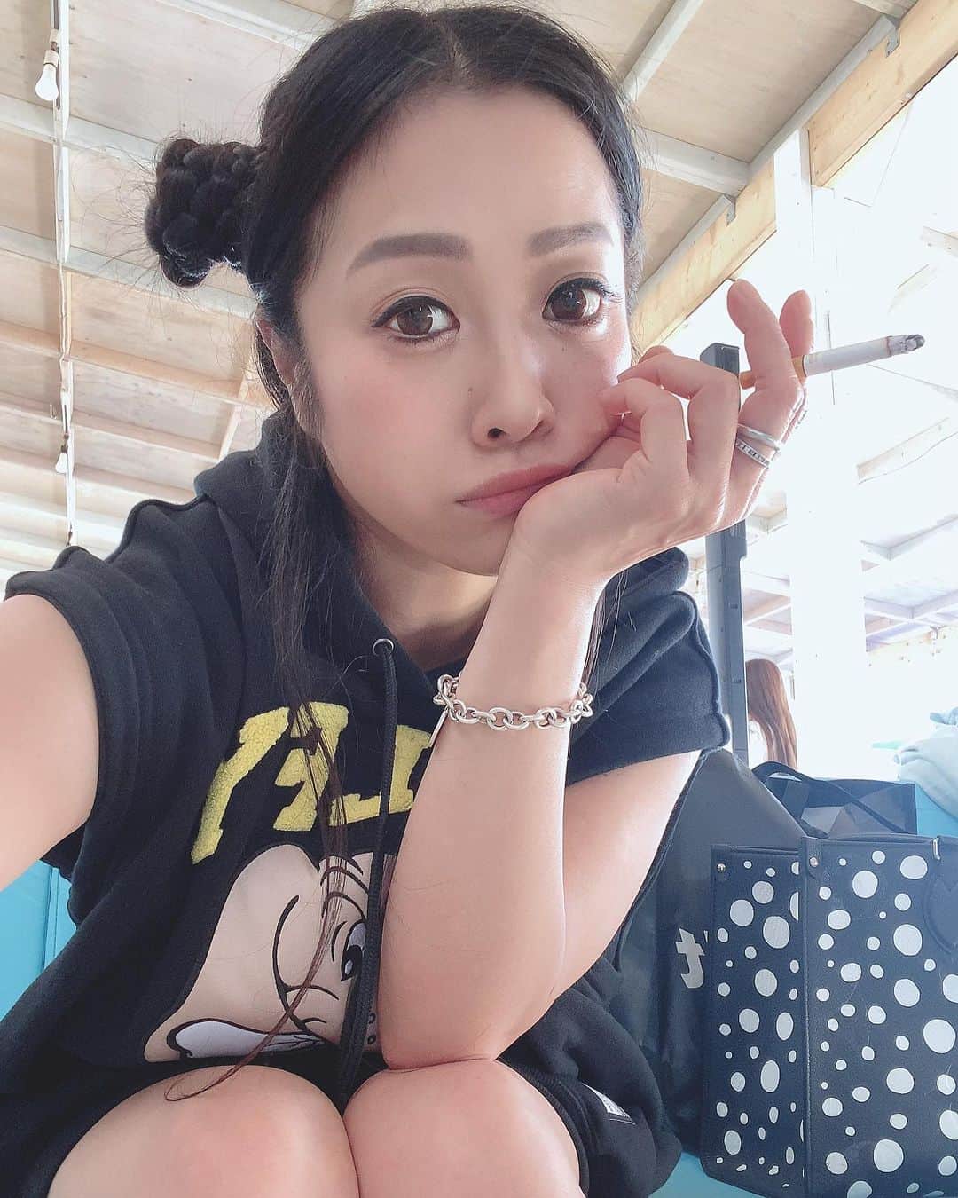 小向美奈子さんのインスタグラム写真 - (小向美奈子Instagram)「久々の海。  楽しい時間だった。  そして最近、暑い日の髪型はお団子になった。」7月23日 22時46分 - x375x_komukai.m