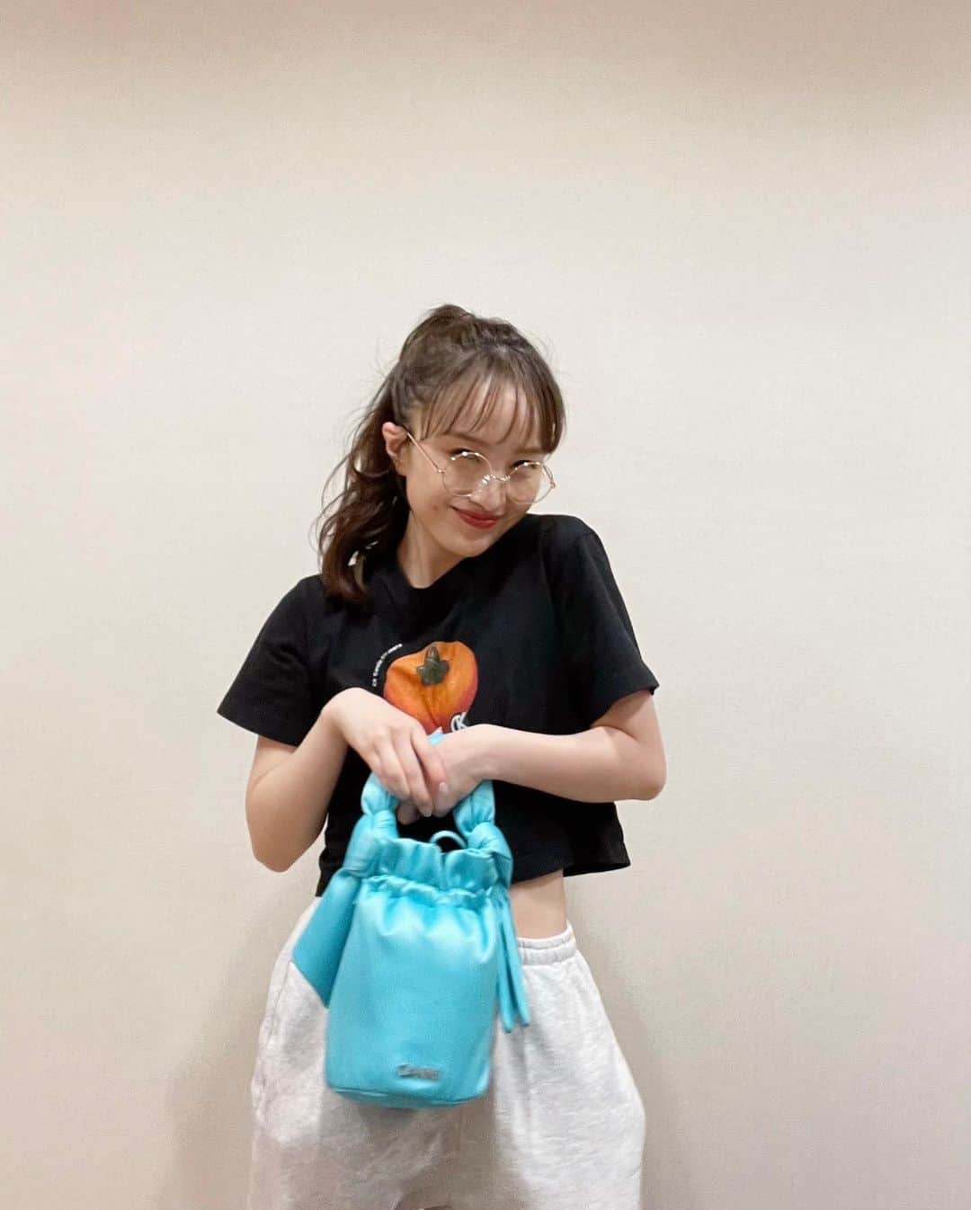 百田夏菜子のインスタグラム：「本日📷。可愛すぎるバッグは奈央からプレゼントしてもらったもの💕もう1枚はほいけんたさんにいただいたカラダぐぅタオルです👊27時間テレビ、ありがとうございました♪」