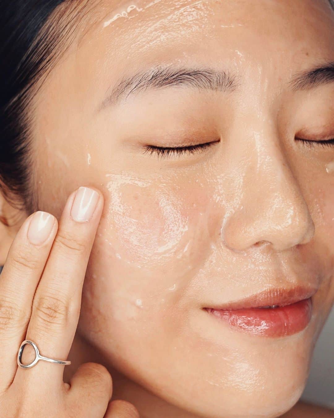 KORA Organicsさんのインスタグラム写真 - (KORA OrganicsInstagram)「Noni Glow Sleeping Mask delivers visibly plumper, smoother, more hydrated skin by morning thanks to certified organic:  🌱 Silver Ear Mushroom (a natural hyaluronic acid) 🌱 Coconut Milk  🌱 Kakadu Plum 🌱 Noni Fruit  Shop our overnight hydration hero and so much more for up to 30% off on koraorganics.com. *No code necessary, selection varies by country.」7月23日 23時00分 - koraorganics