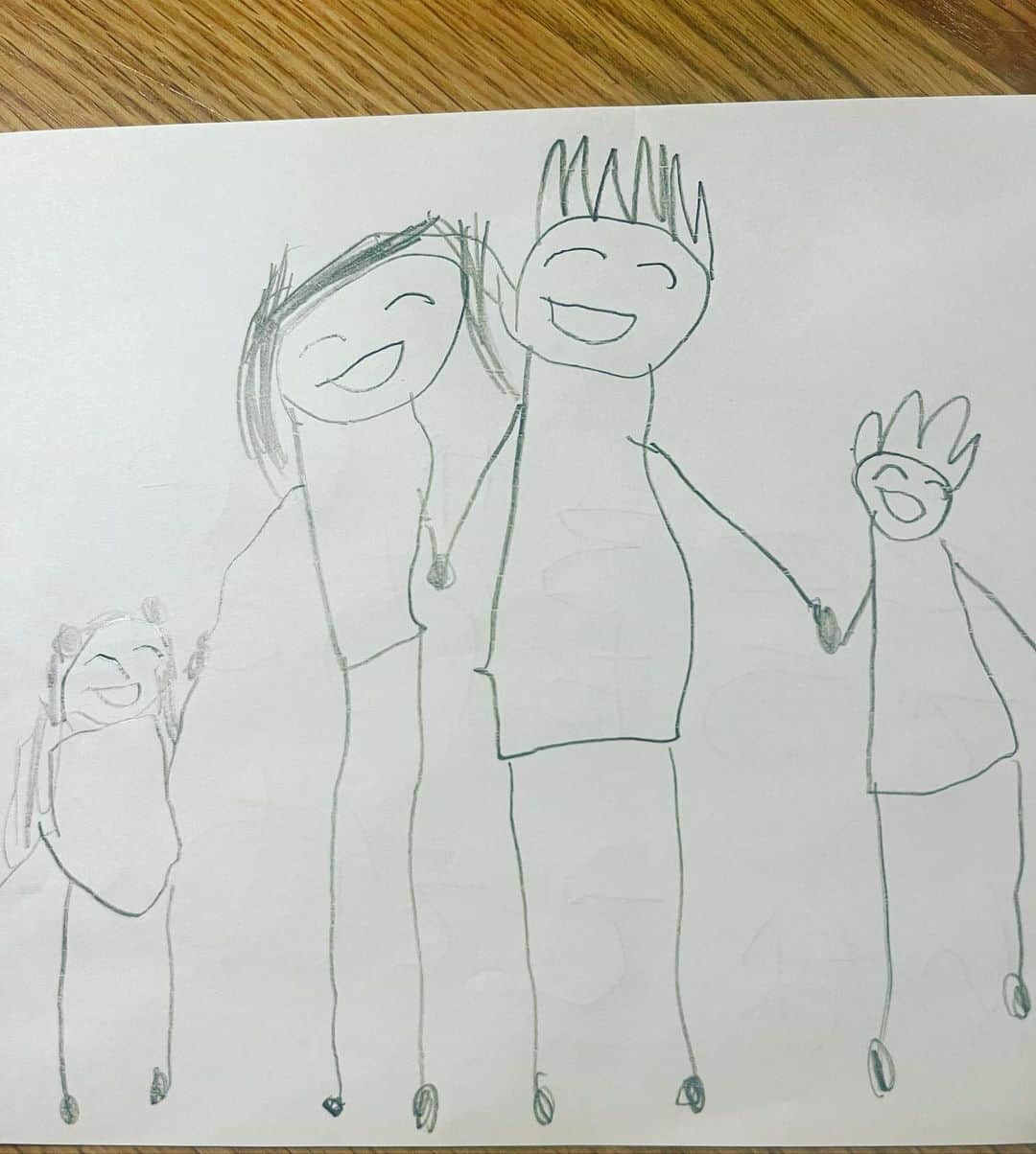 長崎峻侑のインスタグラム：「息子が描いてくれた絵😄 これはマジで泣いた。 最近涙もろい。 #家族　#家族愛　#夏　#涙　#脚細い」