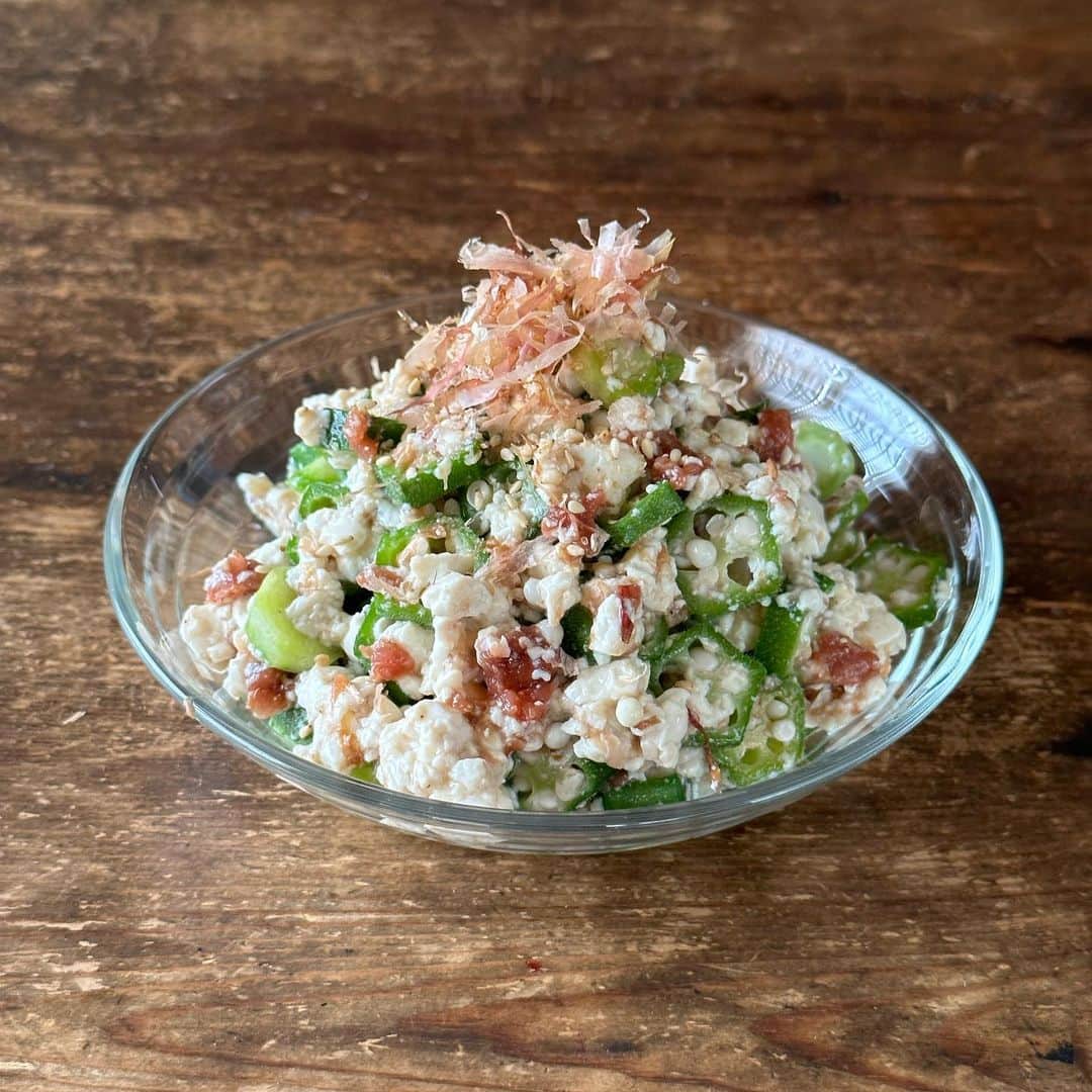 Tesshiさんのインスタグラム写真 - (TesshiInstagram)「オクラ梅干し入り崩し豆腐サラダ&おまけの詰め過ぎいなり弁当 Mashed tofu salad with okra and umeboshi, and too much rice Inari Sushi Bento #yummy #homemade #healthy #salad #tofu #okra #inarisushi #bento #おいしい #サラダ #白和え #豆腐 #オクラ #いなり寿司 #お弁当 #マカロニメイト #フーディーテーブル #手作り  オクラ6本(茹でる)、豆腐1/2丁150g(水切り)、梅干し2個、鰹節ひとつまみ、ごま油大1、しょうゆ大1/2、ごま、塩で調整など 6 okra(boil), 150g tofu(drain the water), 2 umeboshi, a pinch of Katsuobushi, 1 tbsp sesame oil, 1/2 tbsp soy sauce, sesame and salt…  醤油 @tsubotatsuno お米 @yukitsubakiofficial」7月23日 22時54分 - tmytsm