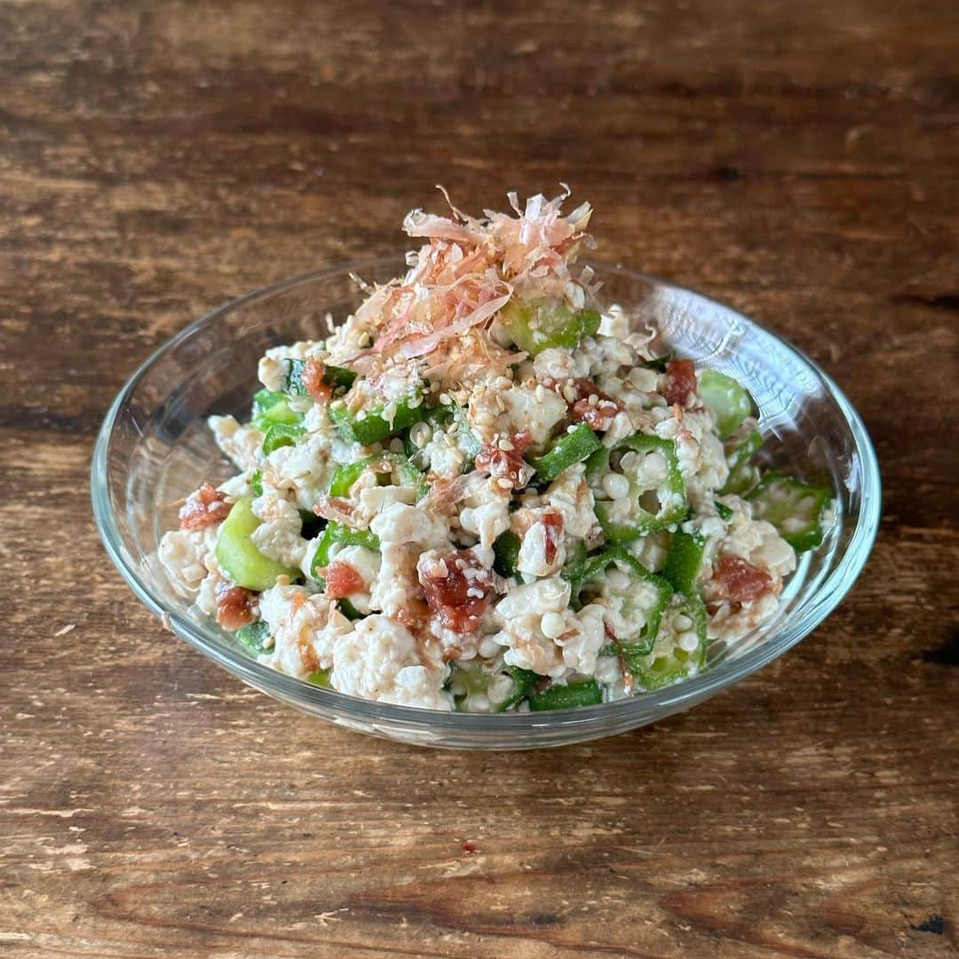 Tesshiのインスタグラム：「オクラ梅干し入り崩し豆腐サラダ&おまけの詰め過ぎいなり弁当 Mashed tofu salad with okra and umeboshi, and too much rice Inari Sushi Bento #yummy #homemade #healthy #salad #tofu #okra #inarisushi #bento #おいしい #サラダ #白和え #豆腐 #オクラ #いなり寿司 #お弁当 #マカロニメイト #フーディーテーブル #手作り  オクラ6本(茹でる)、豆腐1/2丁150g(水切り)、梅干し2個、鰹節ひとつまみ、ごま油大1、しょうゆ大1/2、ごま、塩で調整など 6 okra(boil), 150g tofu(drain the water), 2 umeboshi, a pinch of Katsuobushi, 1 tbsp sesame oil, 1/2 tbsp soy sauce, sesame and salt…  醤油 @tsubotatsuno お米 @yukitsubakiofficial」