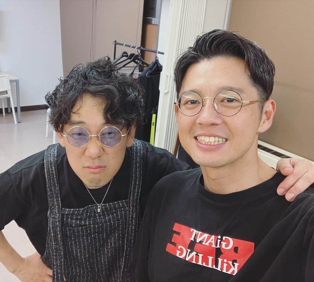 のインスタグラム：「津田と戦いました！  #桑の試練 #100番勝負25人目 #ロンリースリップマン対決 #自分と戦っている錯覚 #最後は過去の自分と一人二役ラップバトルで本当に自分と戦いました #マルセイユ #トット  #有楽町」