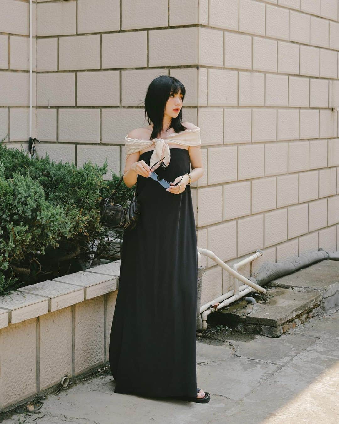 徐琁さんのインスタグラム写真 - (徐琁Instagram)「用圍巾變出一件新洋裝（還可以順便防曬遮手臂？😆）」7月23日 22時57分 - cos55555
