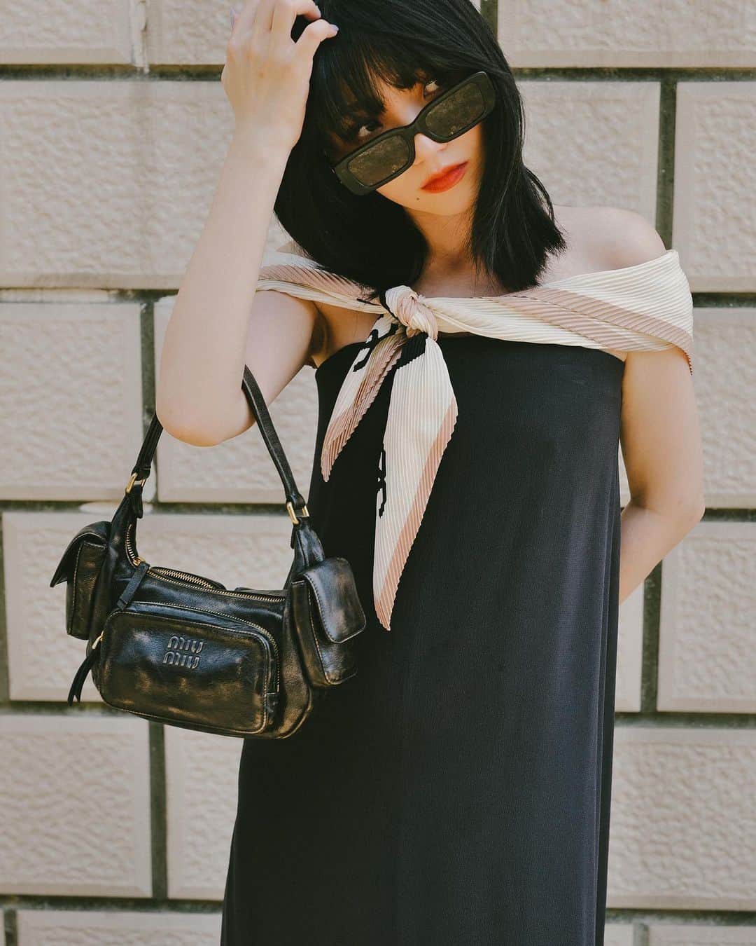徐琁さんのインスタグラム写真 - (徐琁Instagram)「用圍巾變出一件新洋裝（還可以順便防曬遮手臂？😆）」7月23日 22時57分 - cos55555