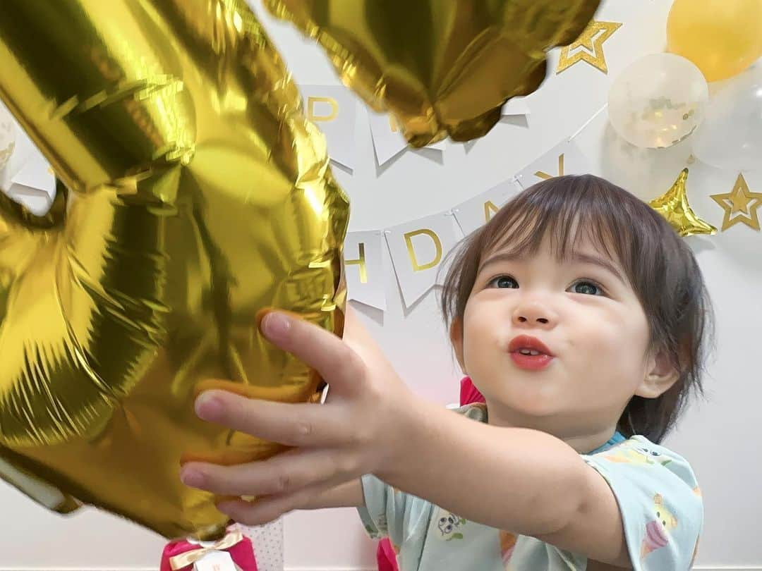 永棟安美のインスタグラム：「生まれてから2歳のお誕生日までの振り返り10枚📸🧚💫 ⁡ 純粋でキラキラとしたこの表情たちに私はいつも励まされてる🥰 ⁡ #2歳 #2歳女の子 #2歳女の子ママ」