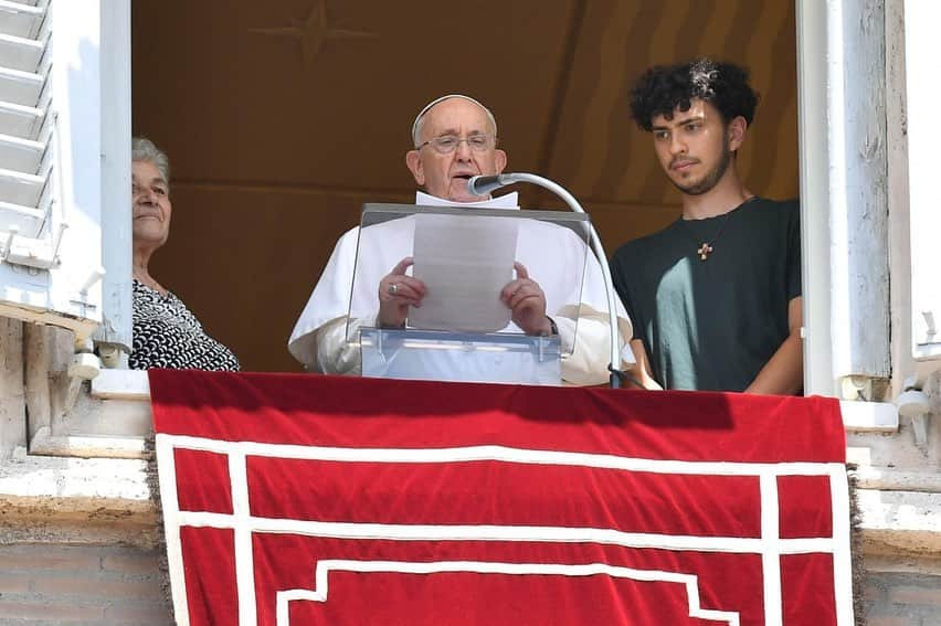 フランシスコ（ローマ教皇）のインスタグラム：「EN: Today, as many young people prepare to depart for World Youth Day, we celebrate the World Day for Grandparents and the Elderly. That's why I have next to me a young man and a grandmother: grandson and grandmother. We build the future together by sharing experiences and in the mutual care between young people and the elderly.  ES: Hoy, mientras muchos jóvenes se preparan para partir a la Jornada Mundial de la Juventud, nosotros celebramos el Día Mundial de los Abuelos y de los Ancianos. Por eso me acompañan un nieto y una abuela. El futuro se construye juntos, en el intercambio de experiencias y en el cuidado mutuo entre jóvenes y mayores.   PT: Hoje, enquanto muitos jovens se preparam para partir para a Jornada Mundial da Juventude, se celebra o Dia Mundial dos Avós e dos Idosos. Por isto, estão ao meu lado um jovem e uma avó: o neto e a avó. O futuro se constrói juntos, na compartilha de experiências e no cuidado recíproco entre os jovens e os idosos.  IT: Oggi, mentre molti giovani si apprestano a partire per la Giornata Mondiale della Gioventù, si celebra la Giornata Mondiale dei Nonni e degli Anziani. Per questo sono accanto a me un giovane e una nonna: il nipote e la nonna. Il futuro si costruisce insieme, nella condivisione di esperienze e nella cura reciproca tra i giovani e gli anziani.   FR: Aujourd'hui, alors que de nombreux jeunes se préparent à partir pour les Journées mondiales de la jeunesse, nous célébrons la Journée mondiale des grands-parents et des personnes âgées. C'est pourquoi je suis accompagné d'un jeune et d'une grand-mère : le petit-fils et la grand-mère. L'avenir se construit ensemble, dans le partage des expériences et l'attention mutuelle entre les jeunes et les personnes âgées.  DE: Heute, während sich viele Jugendliche auf die Abfahrt zum WJT vorbereiten, feiern wir den Welttag der Großeltern und Senioren. Deshalb stehen neben mir ein junger Mann und eine Großmutter, ein Enkel und seine Großmutter. Die Zukunft baut man gemeinsam auf, mit dem Austausch von Erfahrungen und der gegenseitigen  Fürsorge der Generationen.  #Angelus」