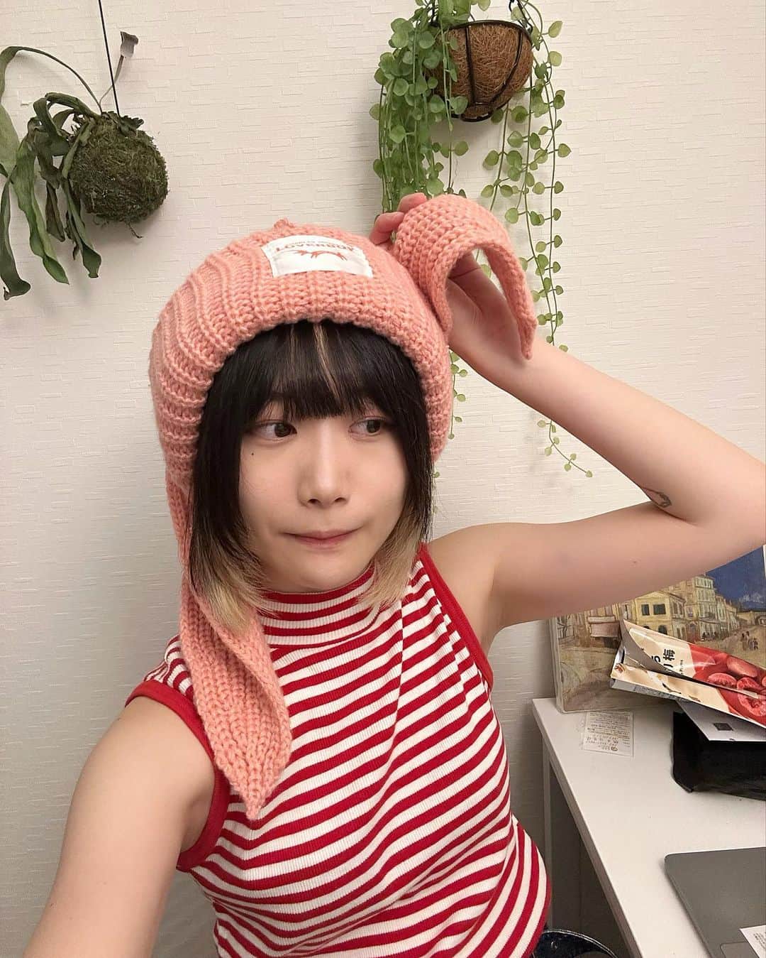 根本朱里のインスタグラム：「この帽子買ったけど家でしか被れん」