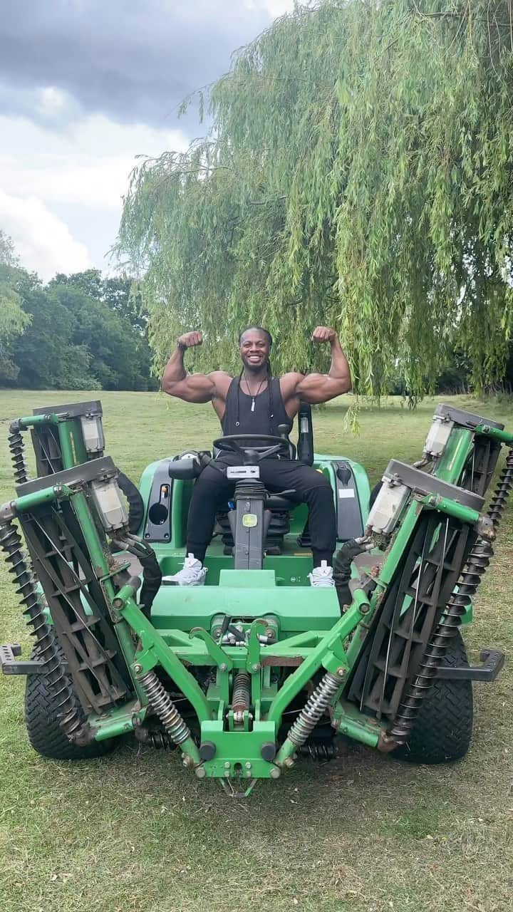 Ulissesworldのインスタグラム：「Keeping the yard in check 🏡 🚜💪🏾  Weekly duties around the yard, rest day or not it’s gonna break a sweat ☀️ Always finding unique and everyday ways to burn those extra calories to help if you’re in a deficit! Maybe you’ve got a lawn that need doing or some plants to repot, just because it’s not in the gym doesn’t mean it’s not an activity. You’re moving, lifting and using energy, so believe it or not it’s helping!!   If you want me to help you get into shape this summer, click the link in my bio for your customised training program 💪🏾🔥」
