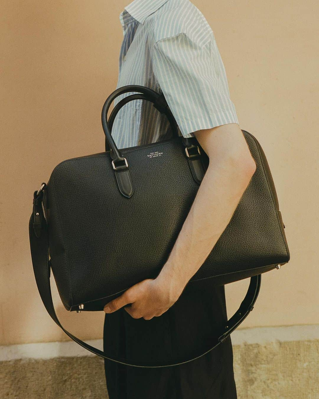 スマイソンさんのインスタグラム写真 - (スマイソンInstagram)「Your impromptu break will be fuss free with our new Soft Travel Bag.  Photo: @puttonenruska」7月23日 23時03分 - smythson