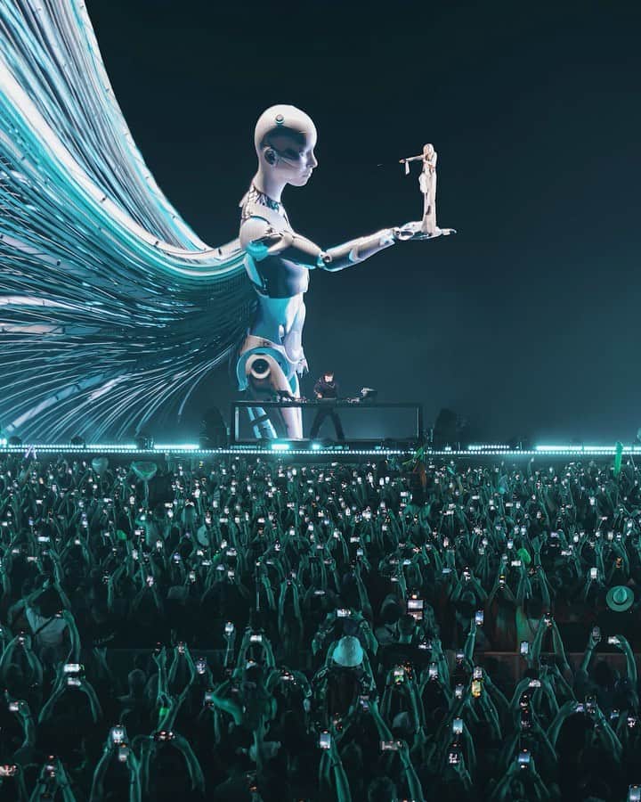 グライムスのインスタグラム：「Welcome To The Opera live at @tomorrowland」