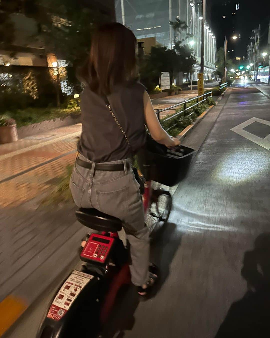 三秋里歩（小谷里歩）のインスタグラム：「. 自転車爆走🚲💨 …のように見せかけて、 ランニングのしゅんさんよりノロノロ運転です🐢 . 夜ご飯のあと風がきもちよかったので 家まで自転車に乗ってみたけど 久しぶり+電動自転車で緊張🫨 でも、たのしかった☺️💫 しゅんさんは私がコケそうで ヒヤヒヤしてたらしいです🥱 . 産後ぬけちゃった前髪が 無事にはえてきてくれたけど、 そのおかげで前髪迷子中👶」