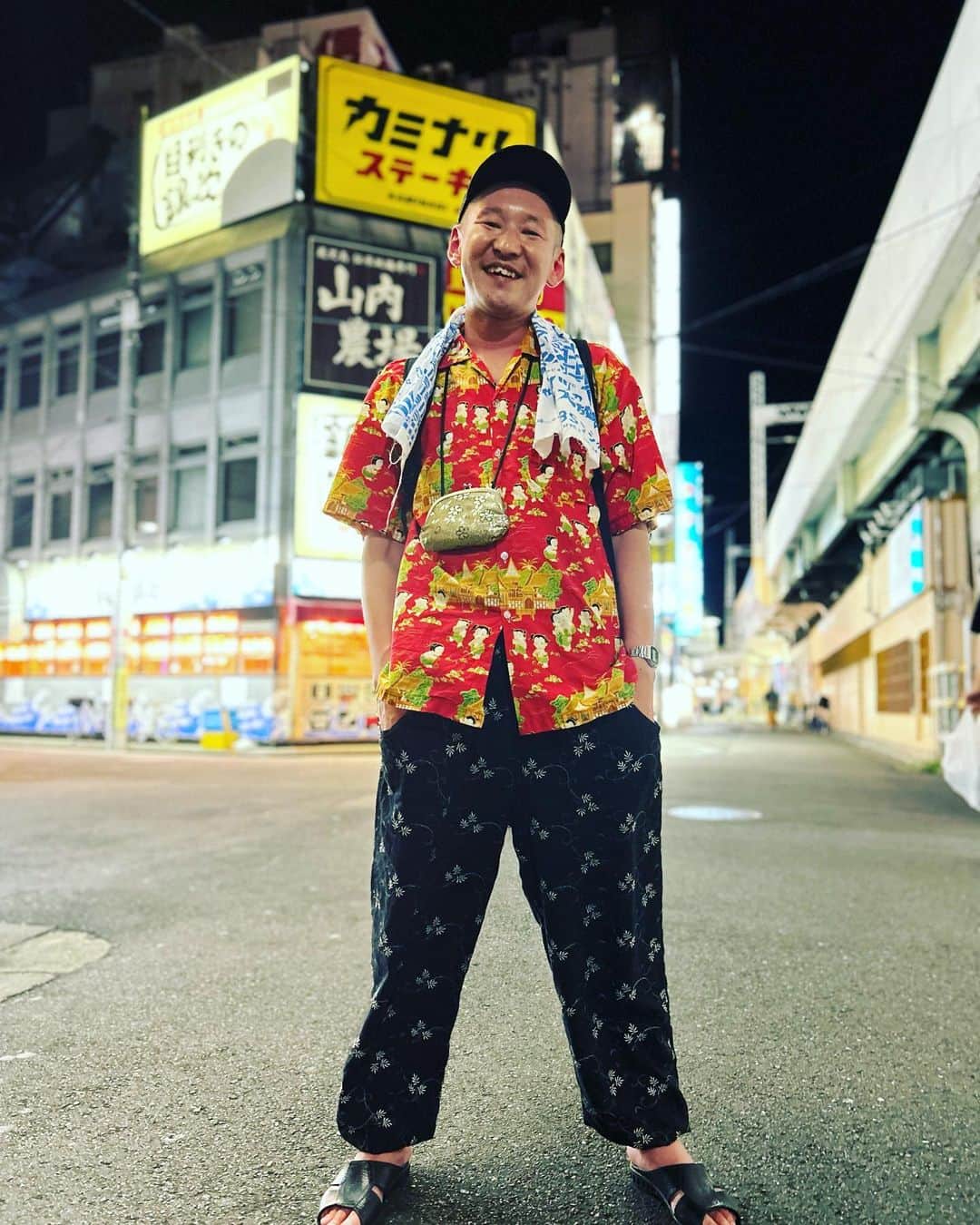 市川刺身さんのインスタグラム写真 - (市川刺身Instagram)「今日の服装。 渋谷でライブ後に同期の仲間と飲んだ日。  十四才で購入した柄が邪馬台国みたいで可愛くていけてる赤のシャツ。 ウスノロで購入した優秀な花柄イージーパンツ。 無駄づくりの帽子に黒の便所サンダル金のがま口にmont-bellのメッシュリュック。  ライブ終わりに同期のみんなと飲んでたくさん笑って最高の時間。 左から原ちゃん、レインボージャンボ、ウォンバット水谷、ルームシェアしてた八巻に松永。 お店を出た所でレインボーのジャンボに撮ってもらいました。 同期の仲間を僕は一生の友達と思ってる。 みんなありがとう。  #今日着た服 #ファッション #古着 #高円寺 #NSC #東京18期 #親友」7月23日 23時06分 - soitsudoitsu