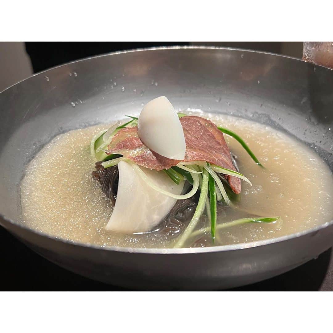 秋本祐希さんのインスタグラム写真 - (秋本祐希Instagram)「@yuchuntokyo にて 食べる気満々のスタイルで  仲良し兄さん&姉さんと デニムがはち切れそうなぐらい 食べたいものを好きなだけ食べて  途中までみんなで歩いて帰って 楽しい夜でした😋 明日 調整しようっと☺︎ おやすみなさい⭐ #rockt は @the_newhouse  #ユッチャン #葛冷麺 #オックステールスープ ♡」7月23日 23時07分 - ayuuki0908