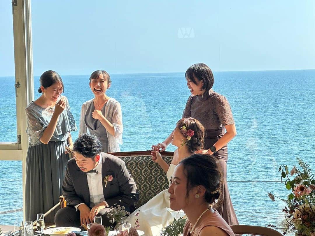 笠井信輔さんのインスタグラム写真 - (笠井信輔Instagram)「久しぶりに結婚式の司会をしました  花嫁が、我が早稲田大学レスポワールスキークラブの後輩なのです  これピースサインじゃありません  新郎も早稲田なので、指で「Ｗ」作ちゃったりするんですよね(笑)  実は、久しぶりに大変でした 人前結婚式〜披露宴〜二次会  3つイベント、すべての司会をすると言うフルコースだったのです 気合入りましたね  神奈川県、皇室の葉山御用邸近くの海沿いのホテルまで我が家から 2時間  朝5時半に起きて、9時には現場に到着  葉山ホテル音羽の森　別邸  天候も良く、素晴らしいロケーション  徹底的にこだわる新郎新婦で 料理の食材はほぼ全て、東日本大震災の被災地、勤務地だった宮崎など、自分たちの仲間から調達し、披露宴全てが手作りなんです  打ち合わせする事は山ほどありました  最初は、人前結婚式 目の前に海が広がる結婚式場  神父さんも、神主さんもいません 司会者の、進行にかかってます  厳かなムードの中でも、笑いあり、暖かで素敵な人前結婚式になり一安心  続いて結婚披露宴  こちらもガラス張りの窓の外は全て海  お色直しの退場 新郎の希望は 家族と一緒にサザエさんのように退場したい  こうなりました  ほんとに楽しい披露宴でした  出席者の中には、NHK宮崎の有名なアナウンサー百野さんのお姿も  食事が出るたびに 『この食材は出席している〇〇さんの農園でつくりました』  そうやって紹介するたびに、本当にうれしそうにご本人が手を挙げるのです  幸せな空気に満ち溢れていました  さあ、そして2次会  なんと車で5分ほど行った砂浜 海の家が二次会会場でした  だから引き出物がサンダルだったんですね（笑）  海の家にはレスポワールクラブOB、 OGの仲間たちも集まりました  美しい夕日を見ながらの砂浜の2次会  これはこれで 雰囲気があってとっても良かったです  終わったのが21時 それからまた2時間半かけて帰宅です  朝から晩まで、さすがにちょっと疲れました  でも、早稲田大学レスポワールスキークラブの後輩たちとも再会できました  夏の海辺の結婚式って、 暑いけど（笑）最高‼️ とても楽しい1日でした」7月23日 23時10分 - shinsuke.kasai