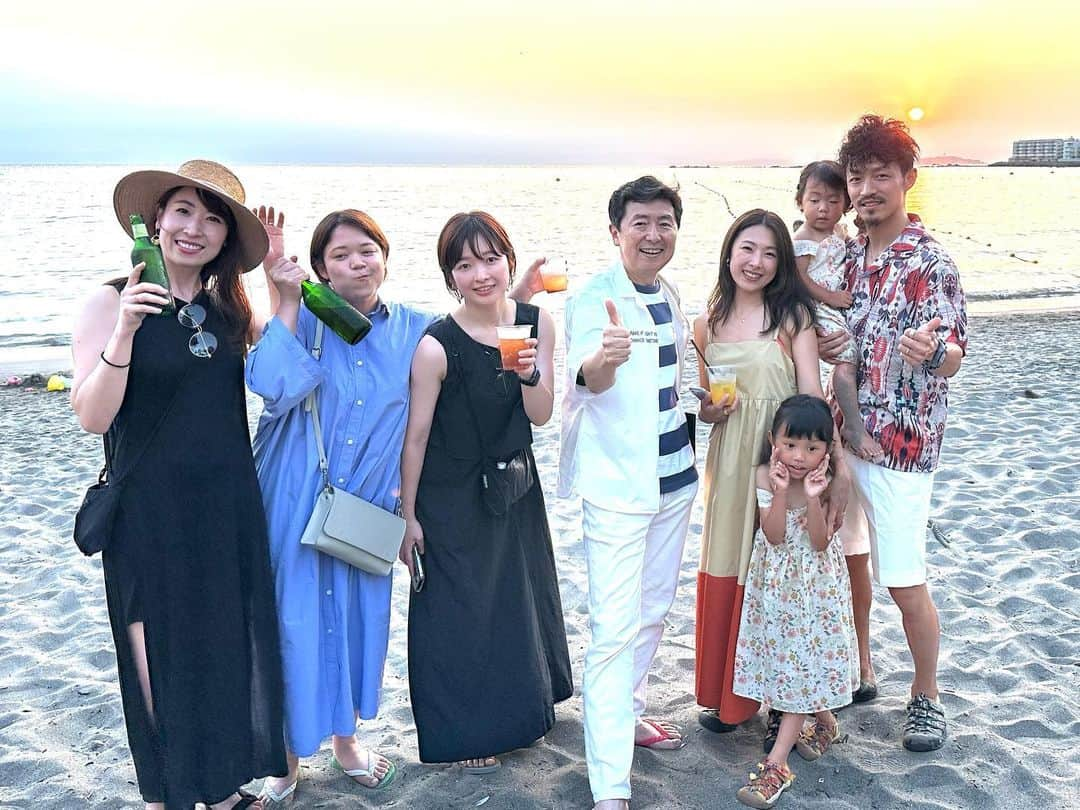 笠井信輔さんのインスタグラム写真 - (笠井信輔Instagram)「久しぶりに結婚式の司会をしました  花嫁が、我が早稲田大学レスポワールスキークラブの後輩なのです  これピースサインじゃありません  新郎も早稲田なので、指で「Ｗ」作ちゃったりするんですよね(笑)  実は、久しぶりに大変でした 人前結婚式〜披露宴〜二次会  3つイベント、すべての司会をすると言うフルコースだったのです 気合入りましたね  神奈川県、皇室の葉山御用邸近くの海沿いのホテルまで我が家から 2時間  朝5時半に起きて、9時には現場に到着  葉山ホテル音羽の森　別邸  天候も良く、素晴らしいロケーション  徹底的にこだわる新郎新婦で 料理の食材はほぼ全て、東日本大震災の被災地、勤務地だった宮崎など、自分たちの仲間から調達し、披露宴全てが手作りなんです  打ち合わせする事は山ほどありました  最初は、人前結婚式 目の前に海が広がる結婚式場  神父さんも、神主さんもいません 司会者の、進行にかかってます  厳かなムードの中でも、笑いあり、暖かで素敵な人前結婚式になり一安心  続いて結婚披露宴  こちらもガラス張りの窓の外は全て海  お色直しの退場 新郎の希望は 家族と一緒にサザエさんのように退場したい  こうなりました  ほんとに楽しい披露宴でした  出席者の中には、NHK宮崎の有名なアナウンサー百野さんのお姿も  食事が出るたびに 『この食材は出席している〇〇さんの農園でつくりました』  そうやって紹介するたびに、本当にうれしそうにご本人が手を挙げるのです  幸せな空気に満ち溢れていました  さあ、そして2次会  なんと車で5分ほど行った砂浜 海の家が二次会会場でした  だから引き出物がサンダルだったんですね（笑）  海の家にはレスポワールクラブOB、 OGの仲間たちも集まりました  美しい夕日を見ながらの砂浜の2次会  これはこれで 雰囲気があってとっても良かったです  終わったのが21時 それからまた2時間半かけて帰宅です  朝から晩まで、さすがにちょっと疲れました  でも、早稲田大学レスポワールスキークラブの後輩たちとも再会できました  夏の海辺の結婚式って、 暑いけど（笑）最高‼️ とても楽しい1日でした」7月23日 23時10分 - shinsuke.kasai