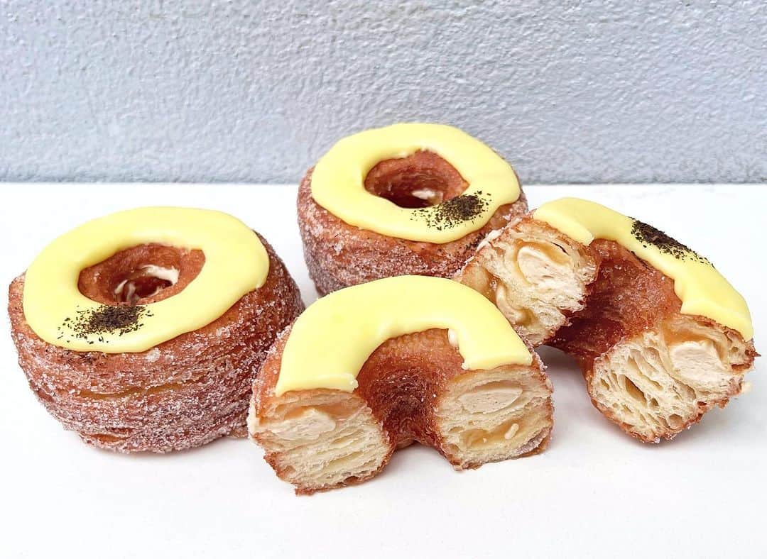 DOMINIQUE ANSEL BAKERYさんのインスタグラム写真 - (DOMINIQUE ANSEL BAKERYInstagram)「Last few days of our July Pineapple Oolong Cronut®, with homemade pineapple jam with creamy oolong tea ganache. Here in Soho through July 31st. Final July batch is up for nationwide shipping ✈️ at DominiqueAnselOnline.com (tap the photo ⬆️).」7月23日 23時10分 - dominiqueansel