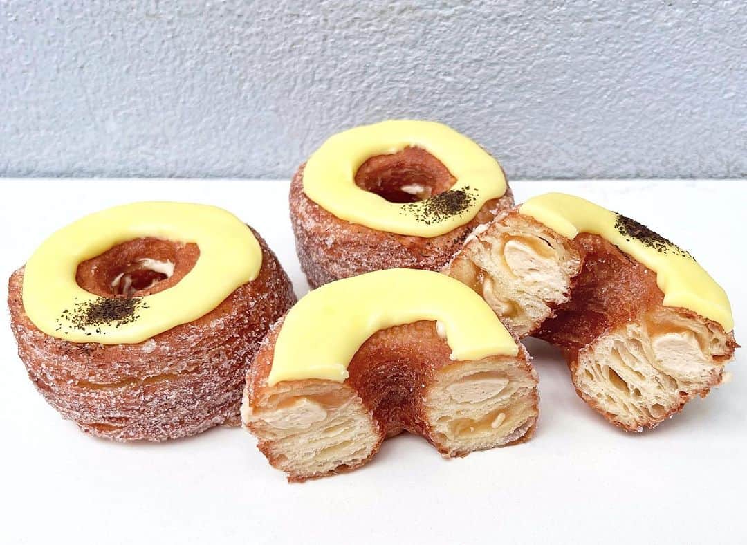 DOMINIQUE ANSEL BAKERYのインスタグラム：「Last few days of our July Pineapple Oolong Cronut®, with homemade pineapple jam with creamy oolong tea ganache. Here in Soho through July 31st. Final July batch is up for nationwide shipping ✈️ at DominiqueAnselOnline.com (tap the photo ⬆️).」