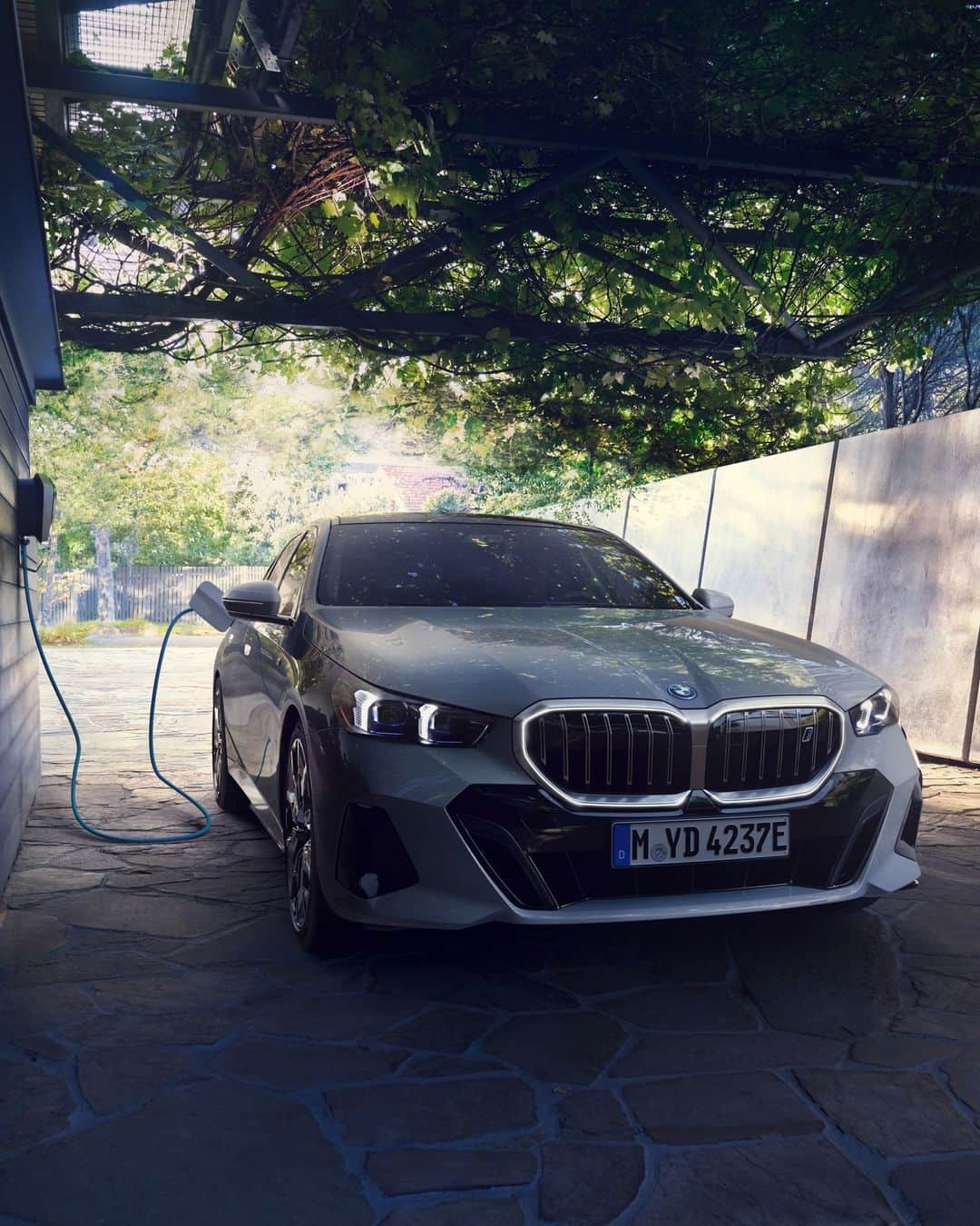 BMWのインスタグラム：「Charged and in control. THE NEW BMW i5 is ready with the Plug & Charge function, enabling the vehicle to authenticate itself automatically at compatible public charging stations without having to use an app or charging card.   THE NEW BMW i5. 100% electric.  #THENEWi5 #THEi5 #BMW #BMWi #BornElectric #BMWElectric __ BMW i5 eDrive40​*: Combined power consumption: 18.9–15.9 kWh/100 km. Combined CO2 emissions: 0 g/km. Electric range: 497–582 kilometers. All data according to WLTP. * Preliminary data; no homologation figures available yet. Further info: www.bmw.com/disclaimer」