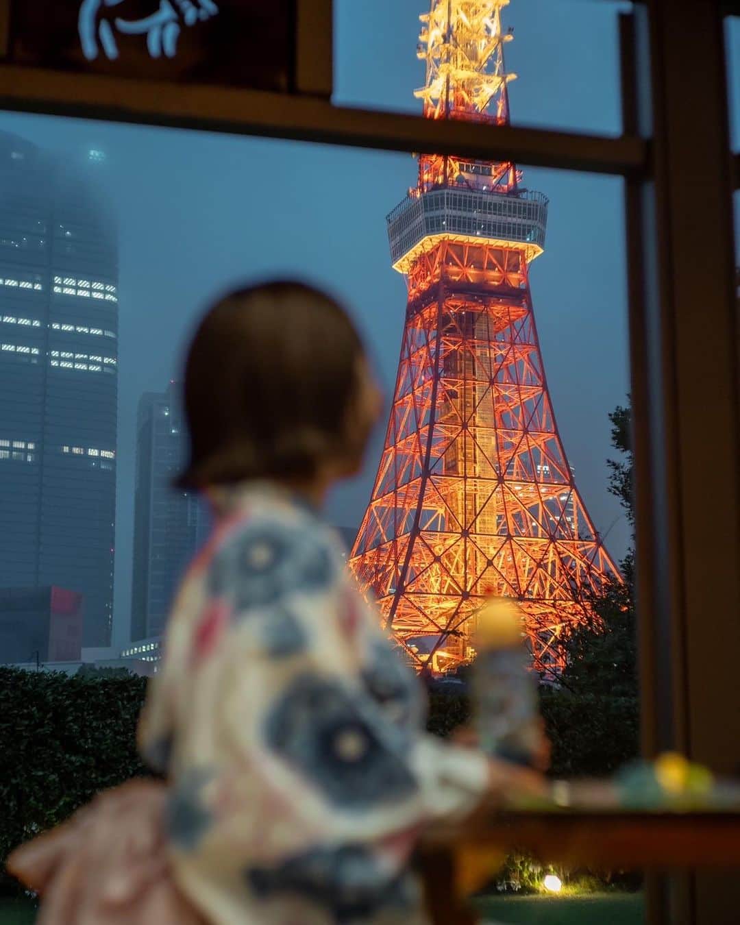 和希詩織さんのインスタグラム写真 - (和希詩織Instagram)「🗼🍨👘ザ・プリンスパークタワー東京にて　#広告モデル をさせて頂きました📸 . . 東京タワーを見ながら浴衣に花火🎇 贅沢なこの世界観がとってもときめく🎐✨ お食事とドリンクもどれも可愛くて 昼と夜でドリンクが変わるので どちらもオススメだよ✨ . . 浴衣もレンタルできたりぜひチェックしてみてね👘 . . 広告もムービー📽️なども 見つけてもらえたら嬉しいな☺️ . . . 📍 @princeparktowertokyo #ザプリンスパークタワー東京  　🚃赤羽橋 ☕️#suzumushicafe  📅2023.7.29〜2023.. . . . photo: @sherry_1113  model: @kazukishiori  . . そして撮影前にヘアカラーリングとカットしてきていい感じすぎる✨✂︎  @appon_grandprix いつもありがとうございます🌸 . . . #pr #おでかけスポット #カフェ巡り #浴衣　#花火　#線香花火　#えもい #えもいんすたぐらむ #たびすたぐらむ #プリンスパークタワー東京 #東京デートスポット #sheinコーデ #クリームソーダ #映えスポット」7月23日 23時12分 - kazukishiori