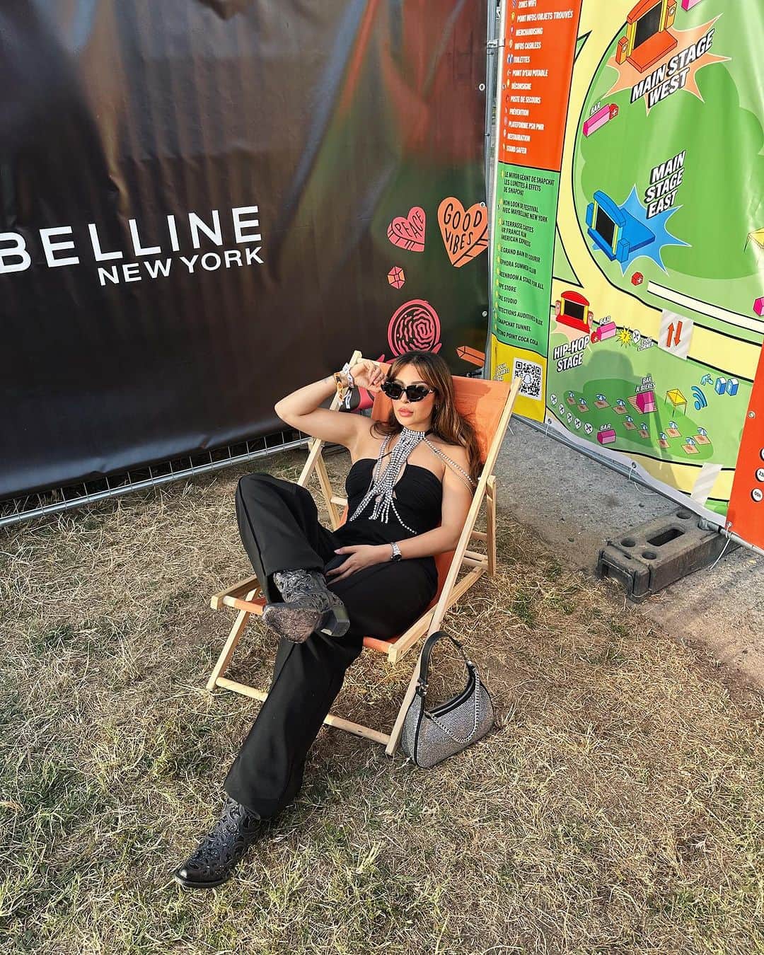 sananasのインスタグラム：「*Publicité* Lollapalooza was 🔥 J’ai enfin vu @rosalia.vt et @lilnasx sur scène 😍Finalement j’ai opté pour la combi @jonathansimkhai mais je l’ai pimpé avec le sac @michaelkors, les lunettes @loewe et le collier @isabelmarant 🤩✨(pour ceux qui ont vu ma Story et qui avaient choisi la robe, c’était mon 1er choix aussi mais elle était un peu grande 🥹)   #lollapalooza #lollapalooza2023」