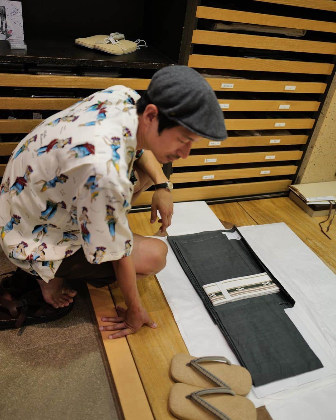 安井達郎さんのインスタグラム写真 - (安井達郎Instagram)「夏着物の仮縫いできたということで、試着と微調整に行ってまいりました。質感風合いめちゃくちゃかっこいい😳 完成までもう間も無く。最高の1着になりそうです。 @ginza_motoji  @keitamotoji  #能登上布」7月23日 23時13分 - tatsuroyasui