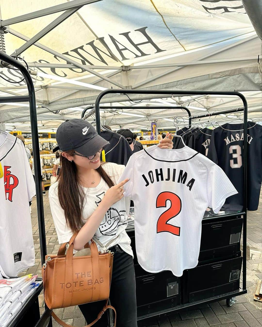 久米知里のインスタグラム：「. ジョーさんみっけ⚾️ ⁡ でも大人サイズ売り切れてた！ さっすがジョーさんにんきものーーー！！！ ⁡ ダイエーホークスのタオルだけ 買いましたとさ😙笑 ⁡ 花火も見れたよん🎇 ⁡ 久々の野球観戦日記⚾︎ ⁡ 4番キャッチャーくめまる⚾️ ⁡ #久米知里#くめちさと#城島健司のJ的な釣りテレビ#アシスタント#RKB毎日放送#釣りガール#釣り#福岡#タレント#元アイドル#福岡ソフトバンクホークス#ダイエーホークス#野球観戦#城島健司#talent#fishing#girl#idol#followme#baseball#softbankhawks」