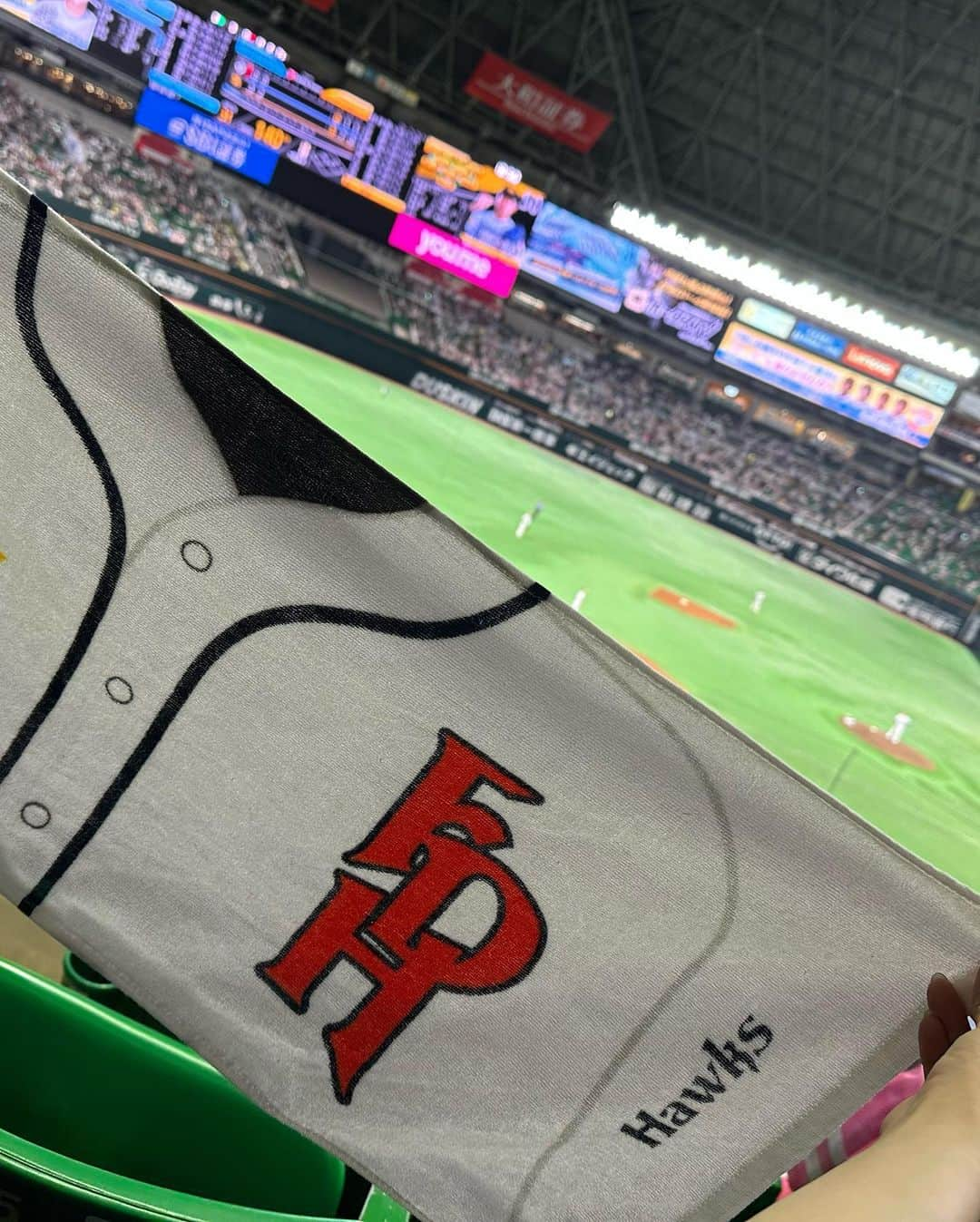 久米知里さんのインスタグラム写真 - (久米知里Instagram)「. ジョーさんみっけ⚾️ ⁡ でも大人サイズ売り切れてた！ さっすがジョーさんにんきものーーー！！！ ⁡ ダイエーホークスのタオルだけ 買いましたとさ😙笑 ⁡ 花火も見れたよん🎇 ⁡ 久々の野球観戦日記⚾︎ ⁡ 4番キャッチャーくめまる⚾️ ⁡ #久米知里#くめちさと#城島健司のJ的な釣りテレビ#アシスタント#RKB毎日放送#釣りガール#釣り#福岡#タレント#元アイドル#福岡ソフトバンクホークス#ダイエーホークス#野球観戦#城島健司#talent#fishing#girl#idol#followme#baseball#softbankhawks」7月23日 23時13分 - chisatokume_12