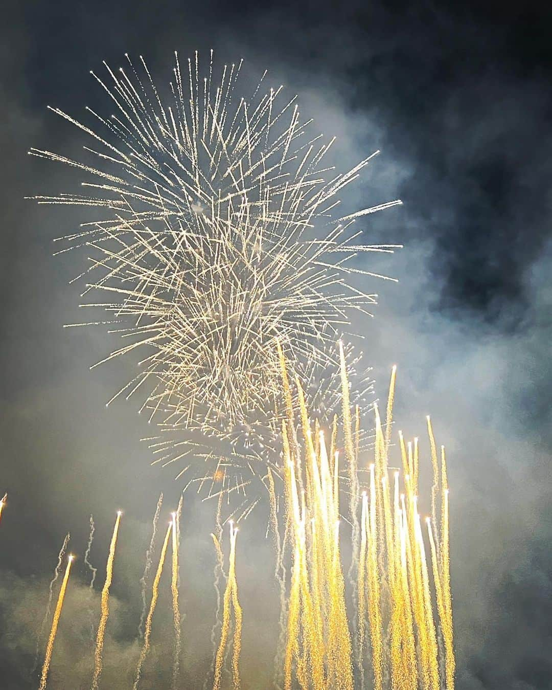 urakoさんのインスタグラム写真 - (urakoInstagram)「. 2023芦屋サマーカーニバル . 芦屋の花火をゆっくり見たのは 実は初めて✨ お酒やおつまみ買い込んで 早い時間からみんなと久しぶりのワイワイした時間も最高でした🍻 . 生演奏とともに こんなにも花火が近くて大きいだなんて🥺✨ 感動でした🥺 子供たちもじっと見つめてた☺️ . . 夏の思い出🎆 . . #花火 #芦屋サマーカーニバル #芦屋サマーカーニバル2023」7月23日 23時14分 - urako0618