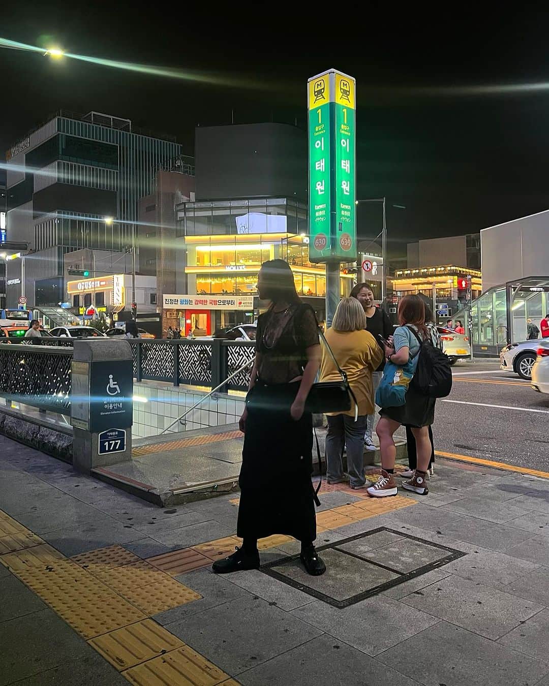 須田朱音のインスタグラム：「ɪᴛᴀᴇᴡᴏɴ  今回は夜の街にも繰り出したよ🎶  📍 @nyapi_seoul  📍 @paper.seoul  📍 @tunnelseoul_   梨泰院のアンダーグラウンドな箱に行けて楽しかった♡  ルーフトップ気持ちよかったな〜💃🏻」
