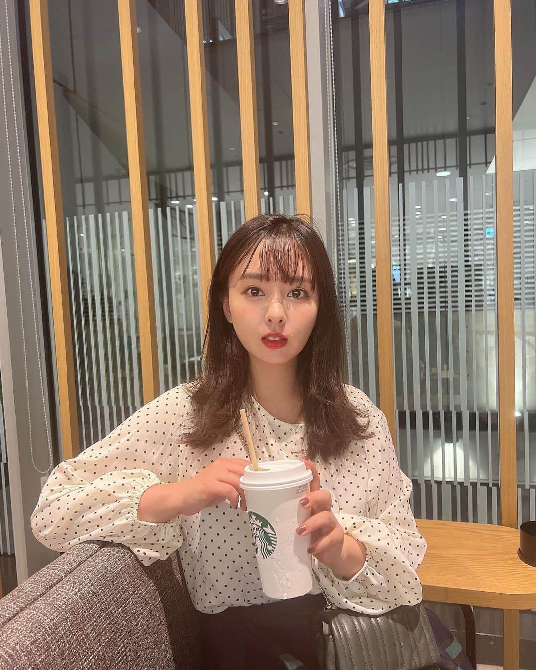 山田菜々のインスタグラム：「お誕生日にいただいたスタバのギフトで 贅沢にドリンクを買う今日この頃🥹🌱  飲みたいものを決めて店員さんに 「ギフト使いたいんですけど...」 って相談したらカスタム教えてくれて 最近のお気に入りができました☕️ (できるだけ使い切りたいよね🥹笑)  チャイティーラテにエスプレッソショット追加🫖♡  コーヒーも感じられて 最近スタバはいつもこれです🥹  期間限定のは実はあまりの飲まない派...！ ほうじ茶のときを除いて🙄笑  イベントのときにも頂いたりするのですが、 今日はお友達のあの子がくれたやつ〜☺️とか ファンの子がくれたやつ〜☺️とか 嬉しいよね🥹💕  プレゼントってやっぱりなんでも嬉しいよな〜〜💐 っていうお話です！おやすみ🥱笑  #スタバ #スターバックス #スタバカスタム」