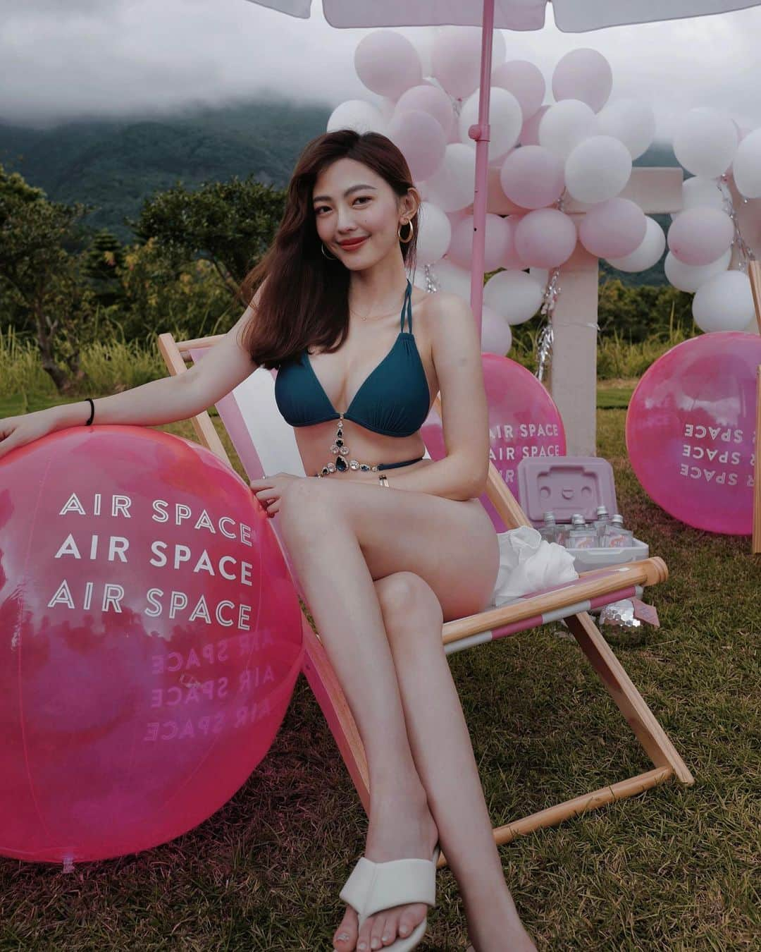 Vavaのインスタグラム：「#抽BIKINI 來陽明山參加AIR SPACE X COSMO BIKINI PARTY  山與海的結合讓今天的氣氛顯得格外浪漫🌄  不需要完美身材 只要穿上 @airspacetaiwan #整形級比基尼  讓妳立馬成為矚目焦點 我挑的這款是雙綁帶更安心 而且是很特別的藍綠色😍 還有附上璀璨寶石釦環 可掛可不掛 掛了能夠更完美修飾身型效果喔！ 連小褲都是辣的精緻丁字寶石款 泳裝需要完美強大的機能也都顧到了🥰  💗獨家專利、集中、托高、爆乳、防滑 💗2公分厚專利胸墊視覺激增2CUP  💗愛心防滑膠印超高穩定和安全感 💗專利C型罩杯瞬間聚攏又美胸  🎉抽獎辦法🎉 即日起至7/30 1.按讚此篇文章 2.Hashtag 2位閨蜜留言「選我當辣妹」 3.分享此篇到限動  我們會抽一位女孩送上身Bikini*1 可挑尺寸 不挑款式不挑色AS隨機出貨 重複留言不算喔！ （限台灣地區）  #AIRSPACEBIKINIPARTY #COSMOBIKINIPARTY #AIRSPACE比基尼派對 #正妹都在穿AIRSPACE #整型級比基尼」