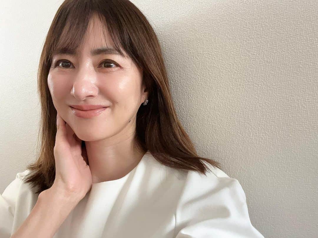 前田ゆかのインスタグラム：「夏の強い紫外線ダメージには コレ⤴️  先日のフェス(灼熱の太陽の下)参戦した夜に使った炭酸マスクがすごかった👍 @medi_chouthiq   炭酸パックを肌に塗って炭酸ガスが皮膚に浸透、血流がよくなるのでくすみが即改善！  くすみを払拭しワントーン上がるのがとにかく早い⤴️ そして発泡時間が驚くほど続いて 3時間は塗ったままが効果的だそう。 またそのまま眠ってもokなんです👌　ながら美容に。  鎮静効果もあるからほてりも和らきましたよ🙌 #世界一の炭酸パック   翌朝もツルんと血色感で フレッシュな肌印象に👏  肌にハリが出て  エステのような贅沢なひと時✨✨  #メディシュティーク #炭酸フェイスパック #低刺激で優しく長く肌にアプローチ #ダメージはその日のうちに修復を  #いざという時に頼りになる」