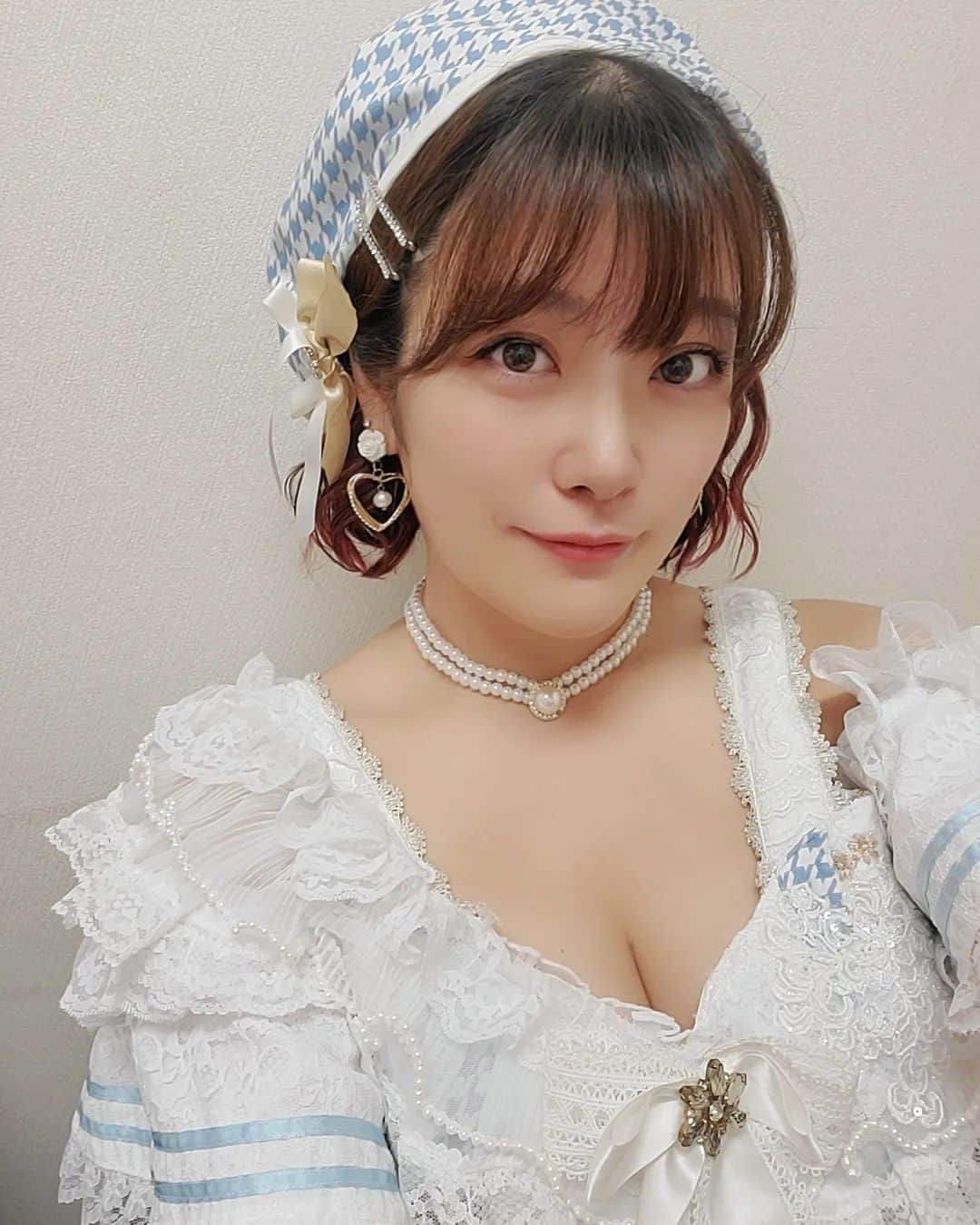 のインスタグラム：「今日はメンバー同士で衣装交換してライブしました🐰🧡  愛佳は普段はオレンジ担当なんだけど…🍊 水色に変身したよー☺️  どうかな？似合うかな？？💙」