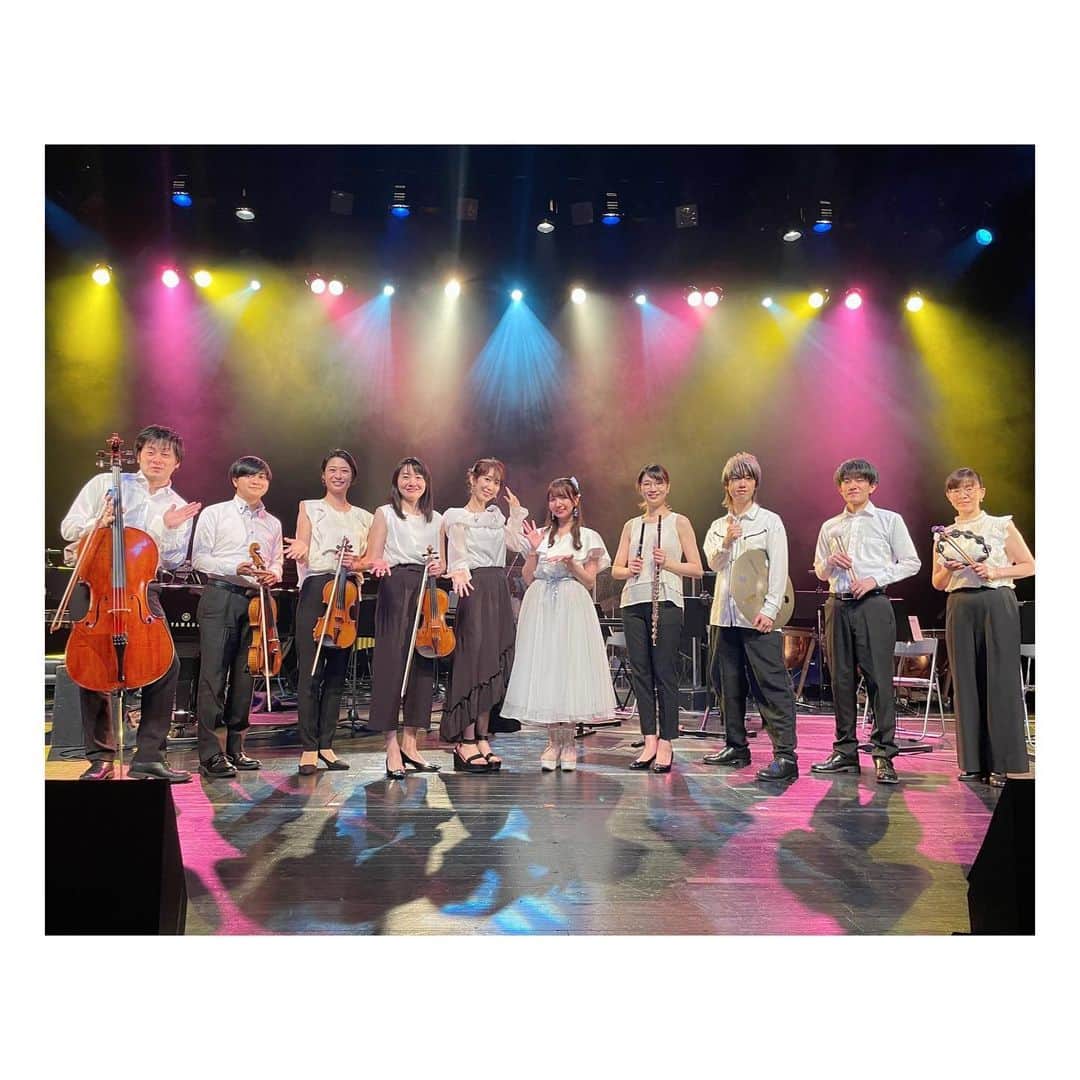 和氣あず未のインスタグラム：「* * Voice of Symphonic Vol.3〜おこしやす〜 和氣あず未コンサート　 超革命的恋する音楽会〜夏じゃないならなんなんだ〜 * 私にとっての初めてのオーケストラコンサート🎻 ご来場くださいました皆様、本当にありがとうございました！ * 前日に初めてStyle KYOTO管弦楽団のみなさんとリハーサルして、オーケストラのかっこよさを目の当たりにして感動した…🥺 ピアノ•監督•指揮をしてくださった大嵜さんも、最後まで私のやりやすいようにアレンジしてくれて…🥺 みんな…優しい…🥺 そしてゲストの諏訪ななかさんに大西亜玖璃さんっ💗 2人とも可愛くてレーベルメイトとして一緒にステージに立てた事がとっっっても嬉しかったです♪ * * * ↓(ちょっと長い) 私は本当に自分がこの声優人生でアーティストデビューをするなんて思っていなくて、 最初は不安で不安でいっぱいだったんですけど デビューステージでも応援してくれる人達がいて 今もこうして私の楽曲を聴いてくれる人がいて 幸せ者だなぁぁぁぁと改めて感じました☺️ 歌も上手じゃないしトークもいつもグダグダなんだけど それでも応援してくれる人がいるって……これみんなが優しすぎるんだろ…といつも思っちゃう！笑 優しすぎるみんな、ありがとう！！ * * 自分のライブはバンド編成だったり、 アコースティックライブだったり、 オーケストラコンサートだったり、 様々な形でステージに立つ事が多いなぁと… アーティストとしてもたくさん経験させていただいて勉強になってます💫 それもね、応援してくれる人がいるからなんです！ 色んな景色を見させてくれて、どうもありがとうねっ！ 初の東京以外でのライブも！ いつも東京だったから！東京から出られたヨォ！！ けど今回来てくれた人はほとんど関東から来てる人達だったけど！笑 こうやって毎度遠征してくれる人も、私のために時間を使ってくれてありがとうね😊 今回の初オケコンがみんなにとって良い思い出として残ってくれると嬉しいなー！！ * * ( ･᷄֊･᷅ )♡」