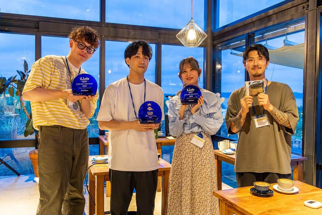 ONE SUITE Hotel & Resort（公式）さんのインスタグラム写真 - (ONE SUITE Hotel & Resort（公式）Instagram)「✴︎ . 【Latte art Partyday!!2023】 . 7/20に当店で行われました ラテアート大会イベント 沢山のご来場のお客様と 総勢27名のバリスタ 選手の皆様に、県内外から 沖縄の北部 今帰仁村にある古宇利島まで 遥々お集まり戴きまして 本当に有難う御座いました！ . 様々なご協力と景品の ご協賛を戴きました  ・玉城牧場 様(牛乳) ・豆ポレポレ 様(お豆) ・FLAP COFFEE 様(機材) ・F iF i  PARLOR 様(機材/出店) ・FBC international 様(景品) ・MINOR FIGURES 様(オーツミルク/景品) ・PATH FINDER 様(景品/審査員) ・LITOR 様(景品/審査員) ・日本ラテアート協会 様(公認) 総勢9社の企業の方々へ 心より御礼申し上げます。 . ラテアート大会結果 ↓ ＊レギュラーミルク １位 坂東拓人 ﾊﾞﾘｽﾀ (KITASANDO COFFEE)  ２位 宮川結衣 ﾊﾞﾘｽﾀ (osaru coffee)  ３位 荒木健吾 ﾊﾞﾘｽﾀ (kinosaki TOKIWA GRDEN)  ４位 目黒龍ニ ﾊﾞﾘｽﾀ (merisis coffee brwers)  ＊マイナーフィギュアズ オーツミルクバトル ↓ １位 近藤瑠優 ﾊﾞﾘｽﾀ (the city bakery fukuoka)  ２位 岩崎侑 ﾊﾞﾘｽﾀ ((株)ドトールコーヒー /CAFE LEXCEL)  ３位 神山莉月 ﾊﾞﾘｽﾀ (KITASANDO COFFEE)  となりました🏆 . どの選手も今大会へ向けて、 努力を重ねてきた結果が熱気となり 最高の盛り上がりをみせ 観客を魅了してました🙇‍♂️ . 心よく出店を引き受けて頂いた ・よねや(あんこと〇〇) ・MEGURO miso soup stand (味噌汁/焼きおにぎり) ・JALIBU BAKE(焼き菓子) ・FiFi PARLOR(県産果物ドリンク&スイーツ) お腹も心も満たして頂きました🙏 . DJでも会場の雰囲気や盛り上げを サポートしてくださった ・Ahh〜uh(今帰仁somos) ・BABA(jungle studio) ・HA-NA(HANA ファーム)  審査でご協力下さいました @xnobu_  @taka_barclay102  選手の方々へも真摯に解説やアドバイスを頂戴し 誠に有難う御座いました🙏 最後に今大会のオーガナイズと 審査員の @_turner___  いつも沖縄のバリスタの技術の向上や、地位の確立に追力して戴き心から感謝と敬意を✴︎ . 長文になりましたがこれにて🙆‍♂️ @onesuite_llota_kouri  明日も変わらず通常営業しております🍽」7月23日 23時25分 - onesuite_llota_kouri